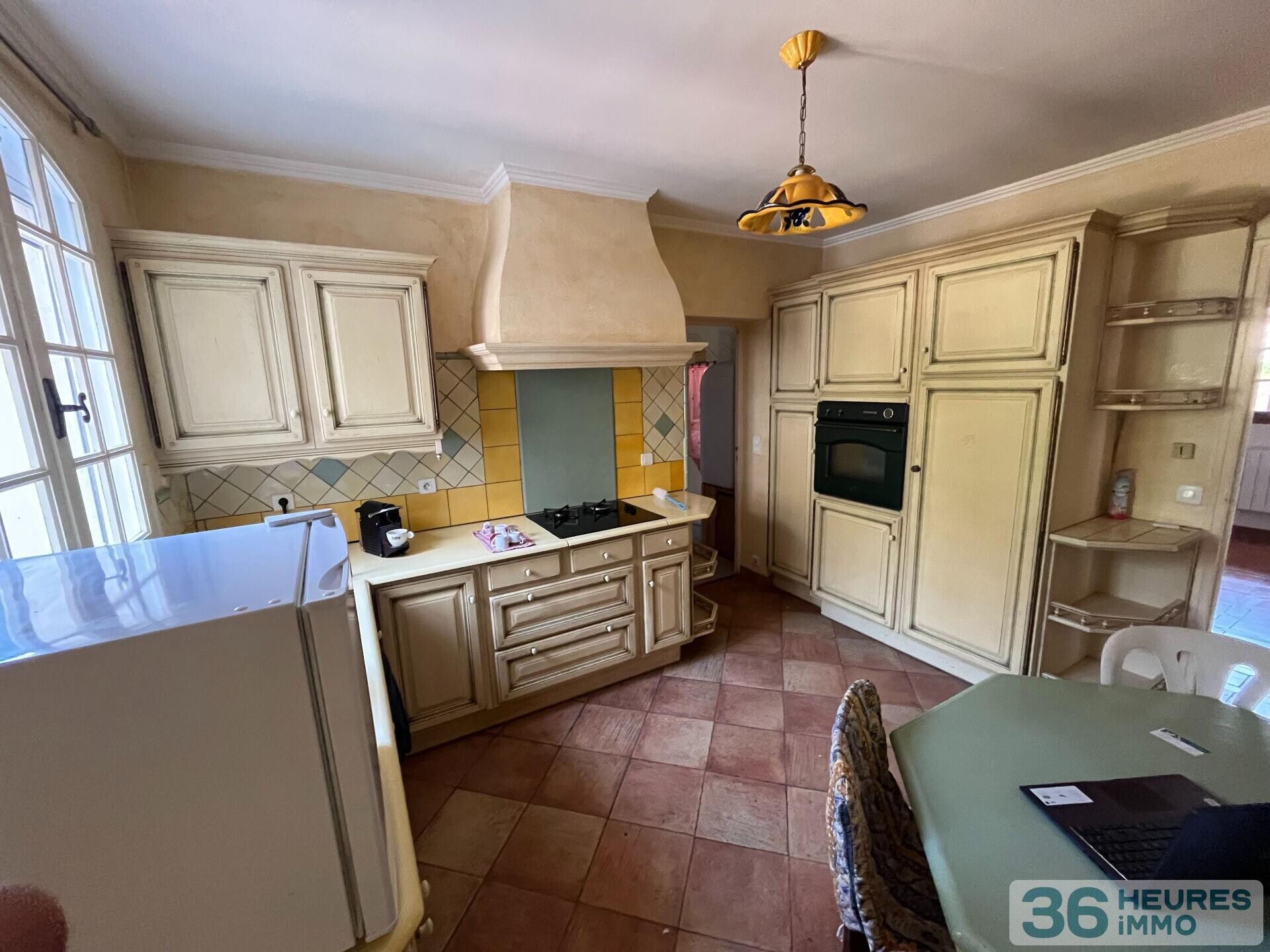 Villa 6 pièces de 220m² avec un terrain de 2200 m² 