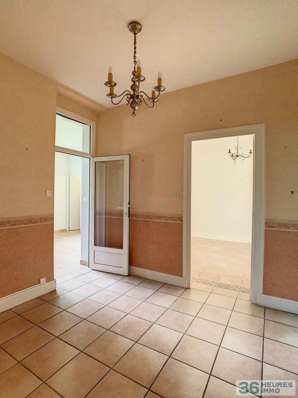 Maison de ville en très bon état général - jardin et double garage