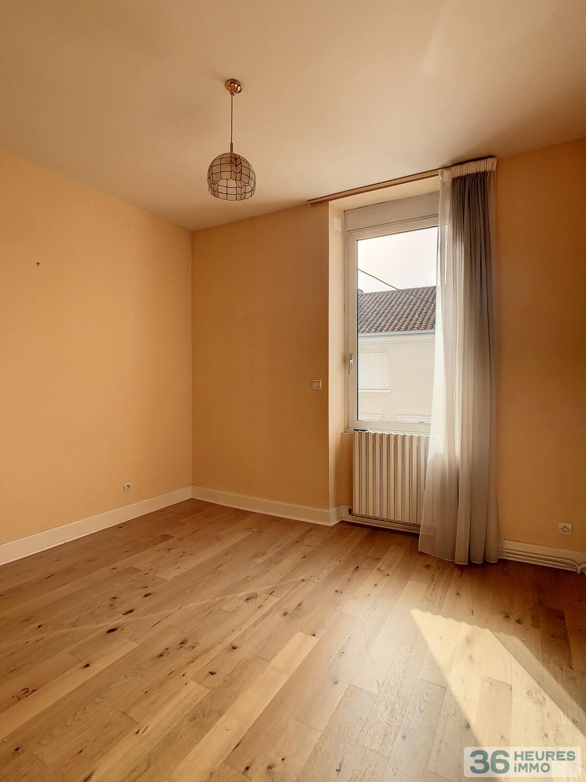 Maison de ville en très bon état général - jardin et double garage