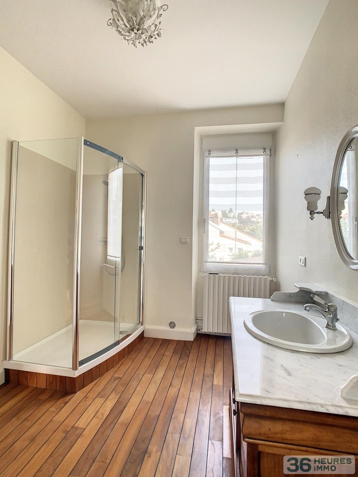 Maison de ville en très bon état général - jardin et double garage