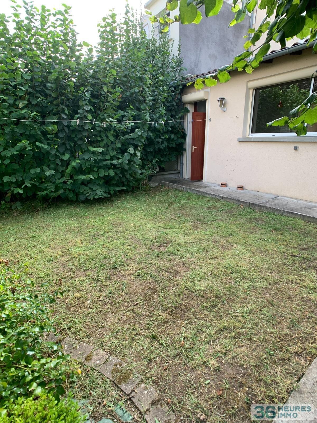 Maison de ville en très bon état général - jardin et double garage