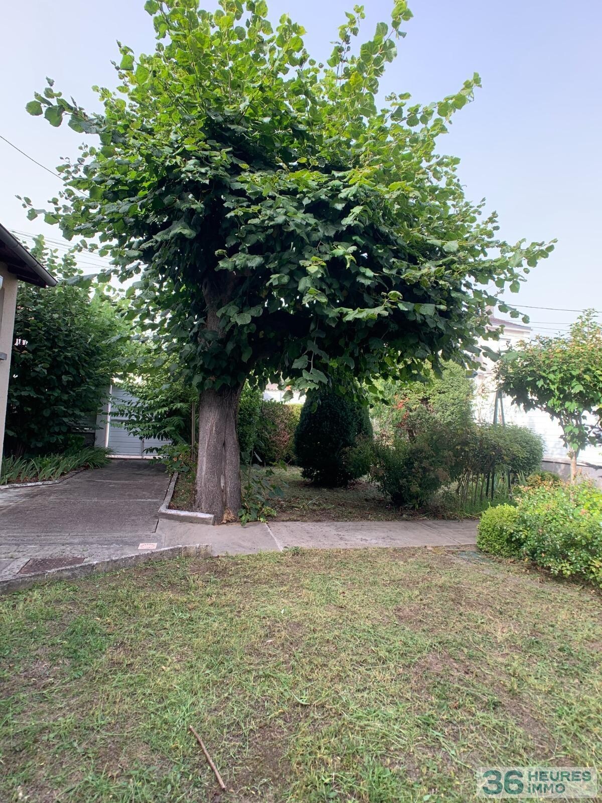 Maison de ville en très bon état général - jardin et double garage