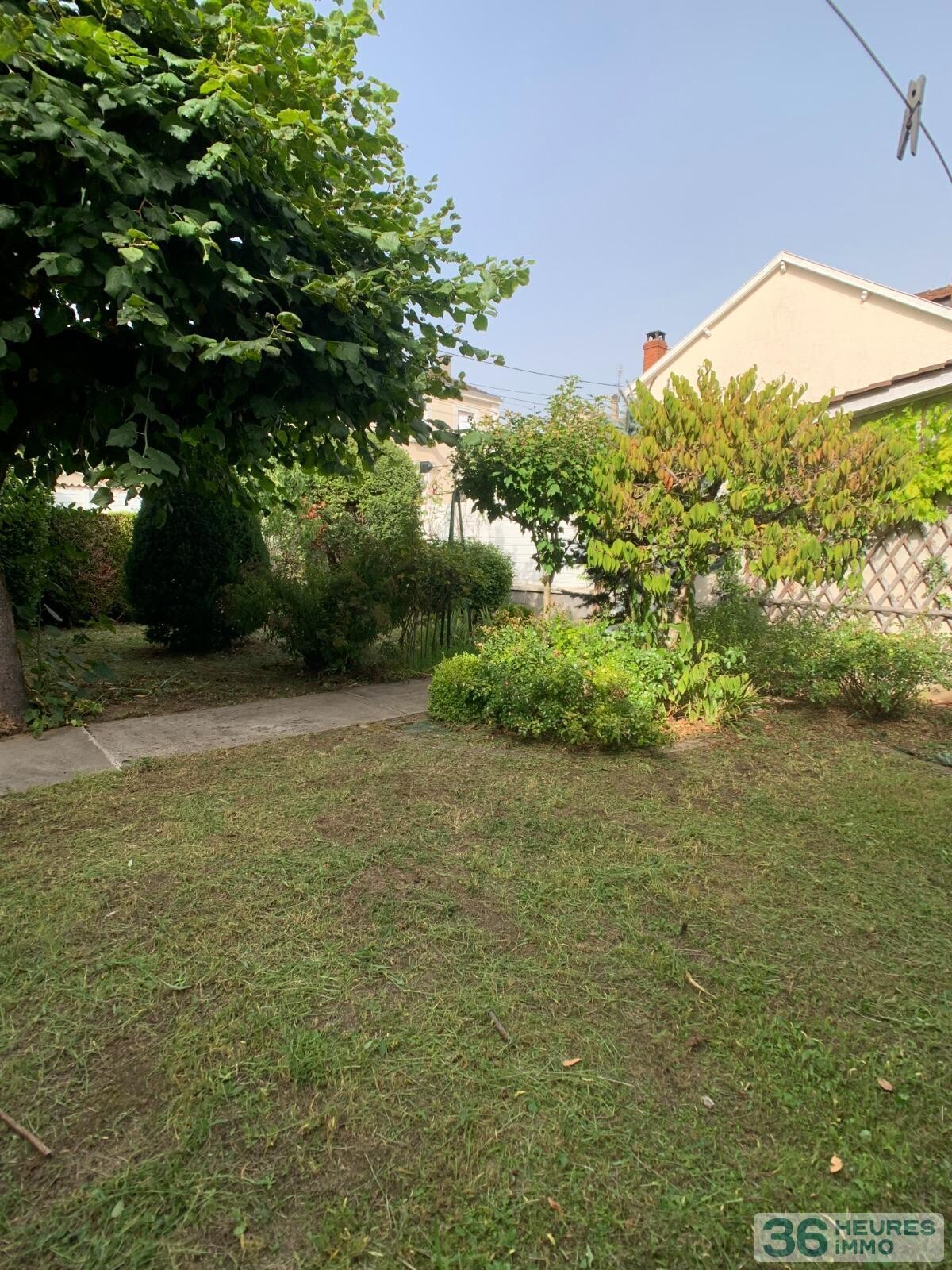 Maison de ville en très bon état général - jardin et double garage