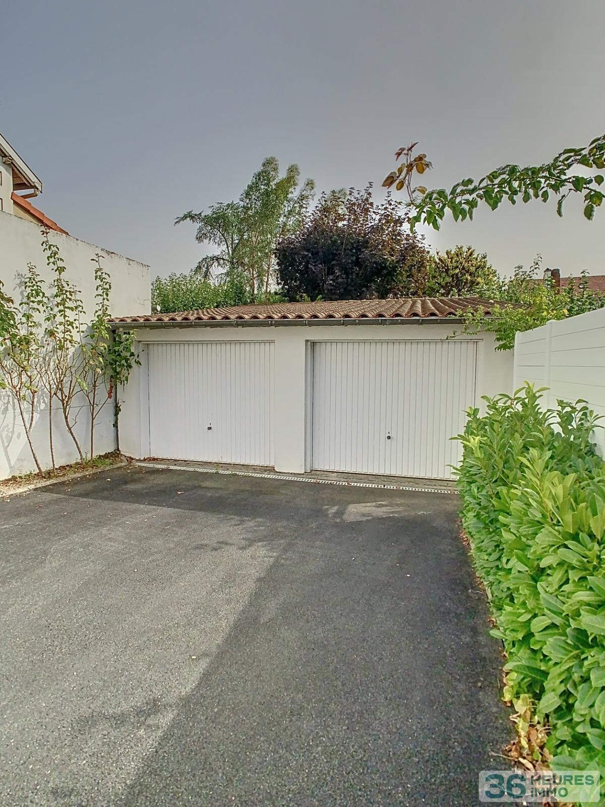 Maison de ville en très bon état général - jardin et double garage