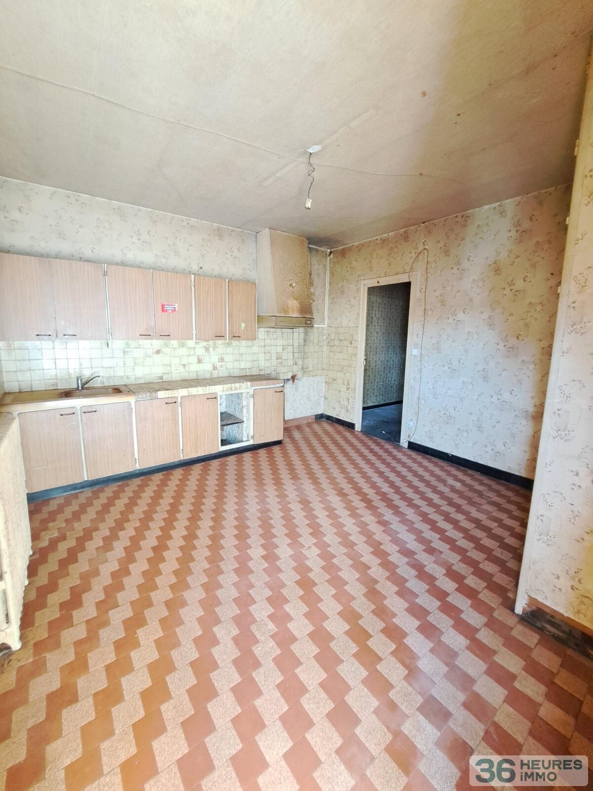 Rue de la fraternite - maison a renover - plain pied - avec garage et jardin 