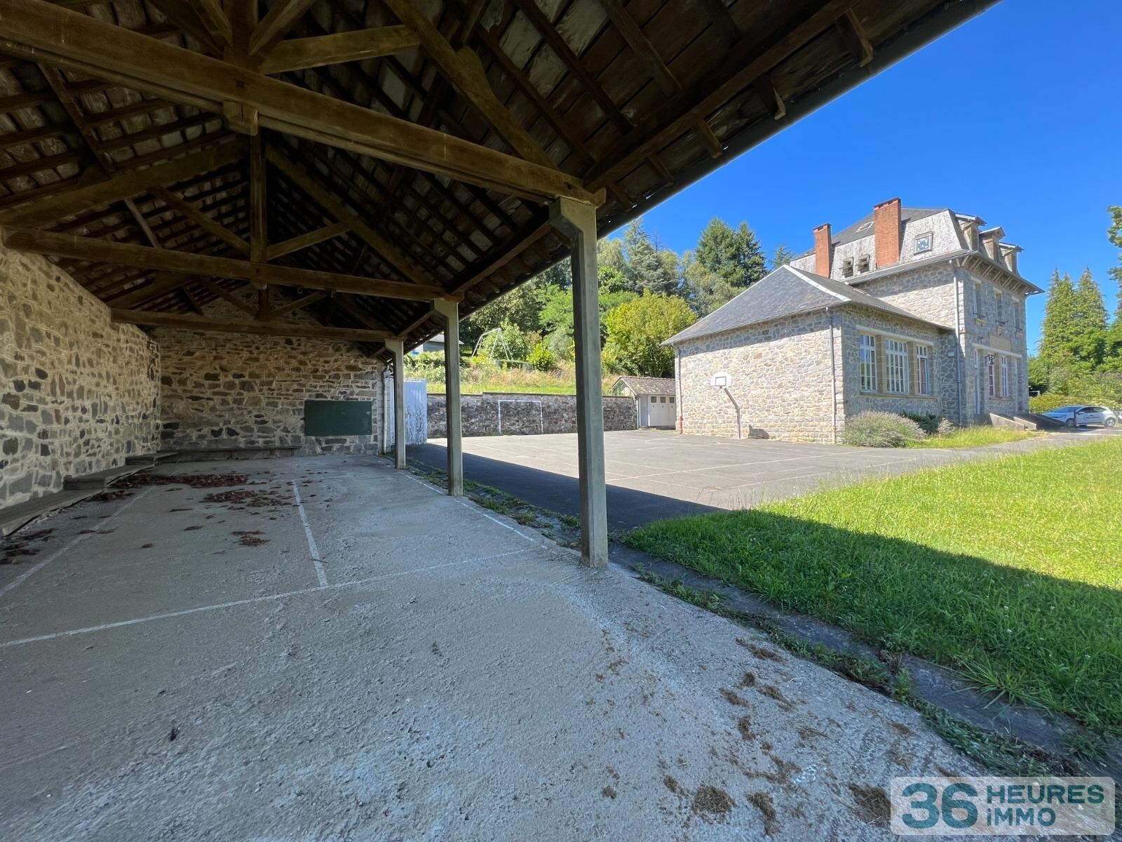 Ancienne école avec terrain, dépendances et vue dégagée sur la campagne