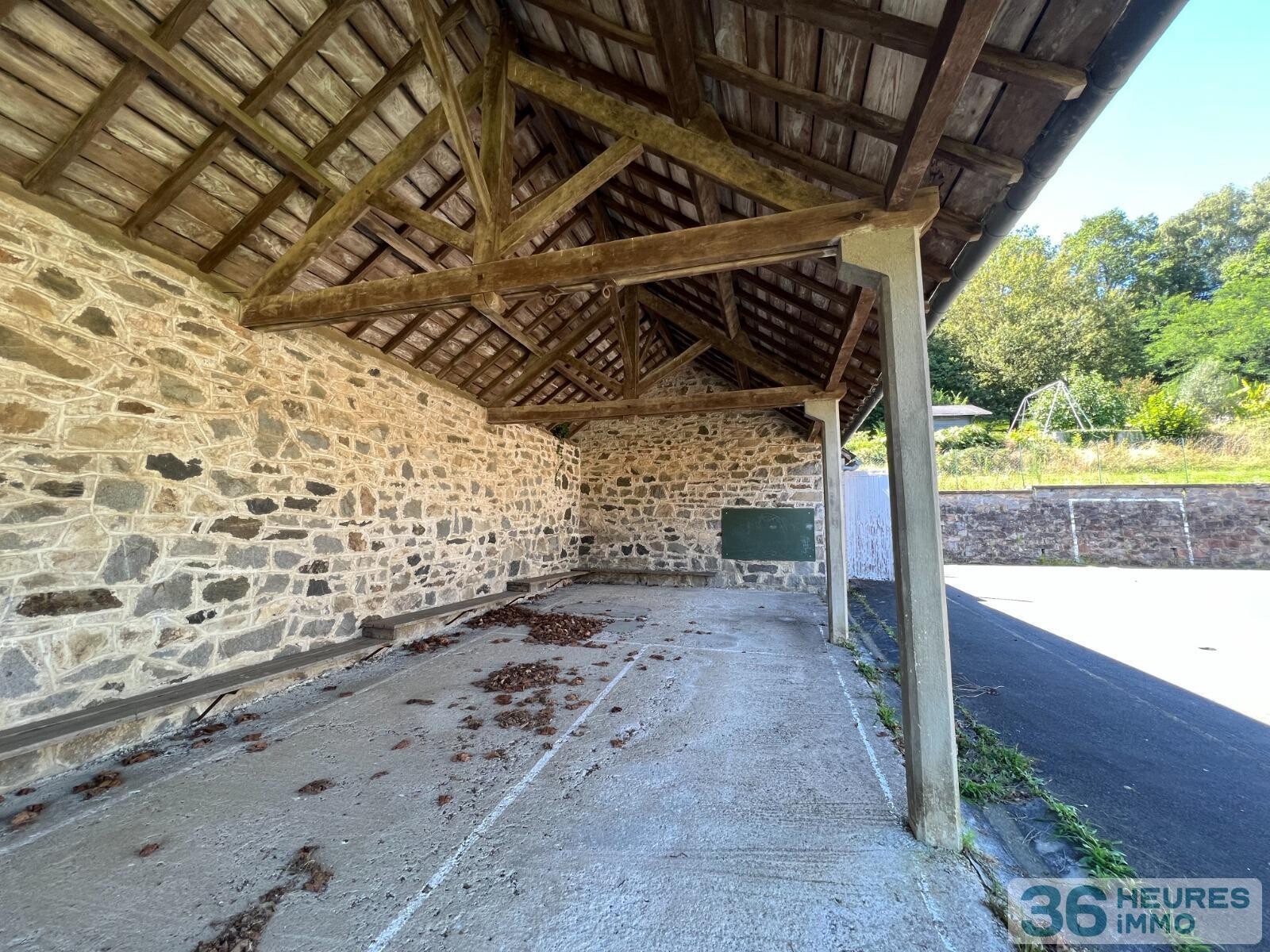 Ancienne école avec terrain, dépendances et vue dégagée sur la campagne