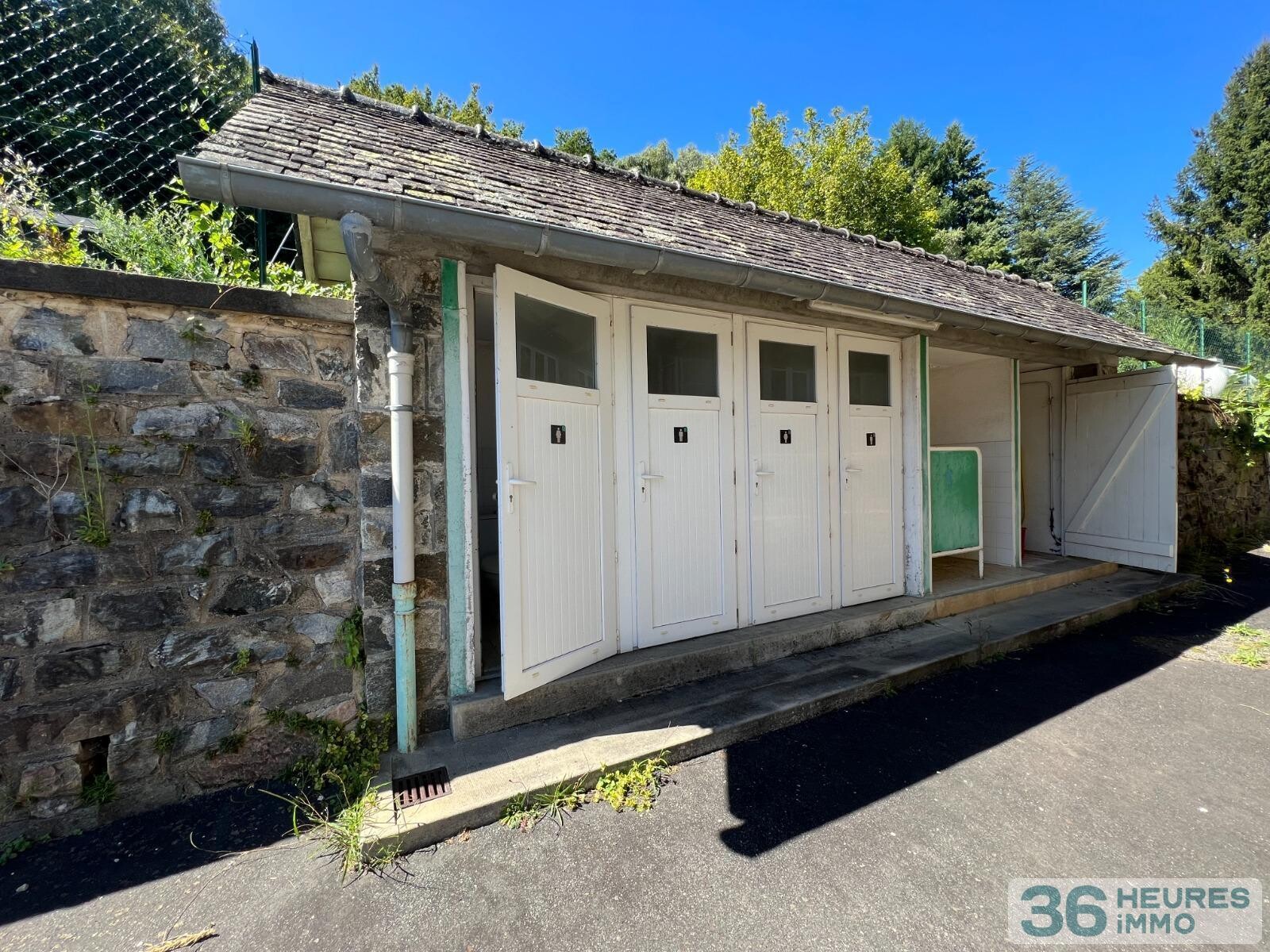 Ancienne école avec terrain, dépendances et vue dégagée sur la campagne