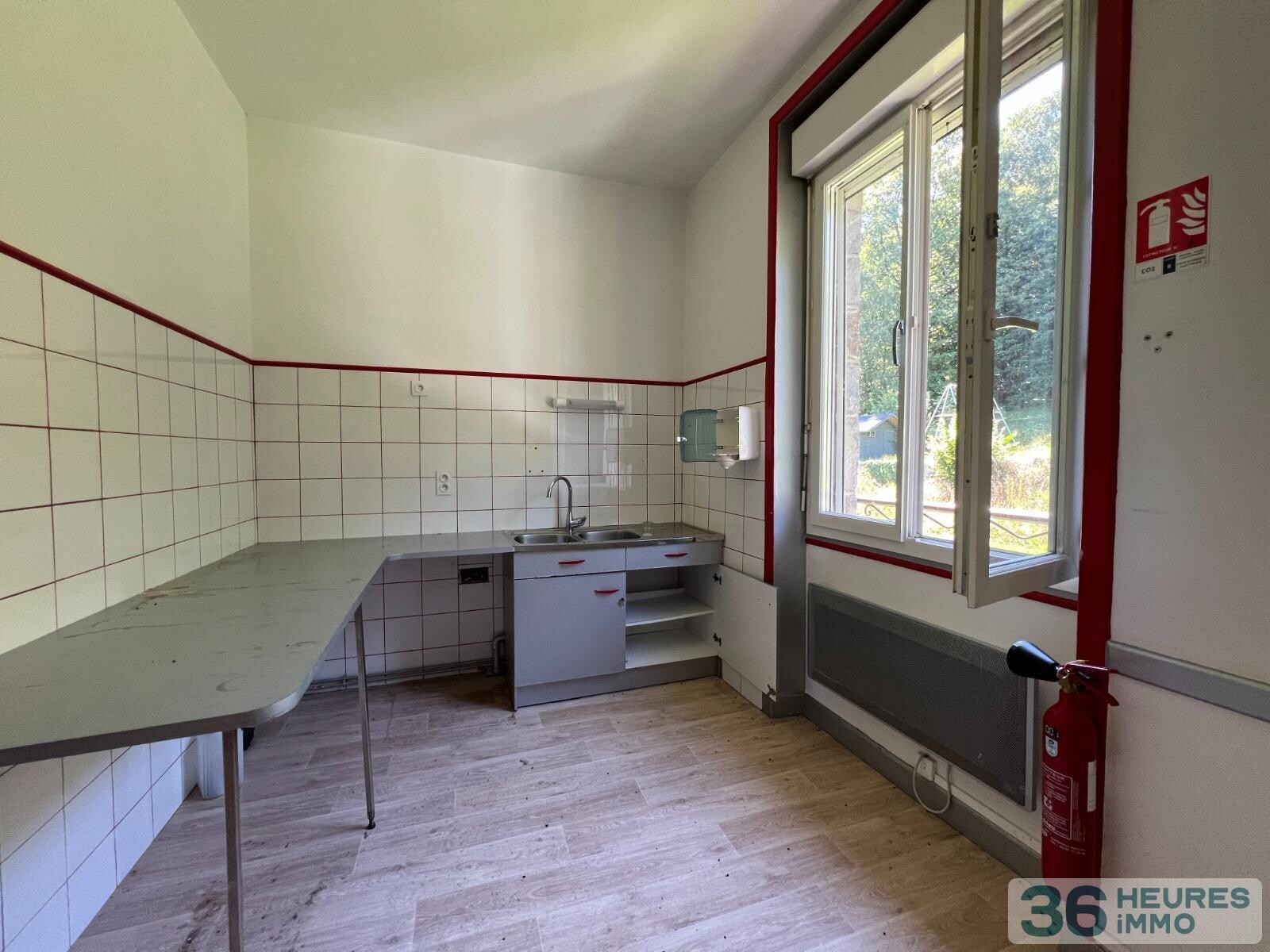 Ancienne école avec terrain, dépendances et vue dégagée sur la campagne