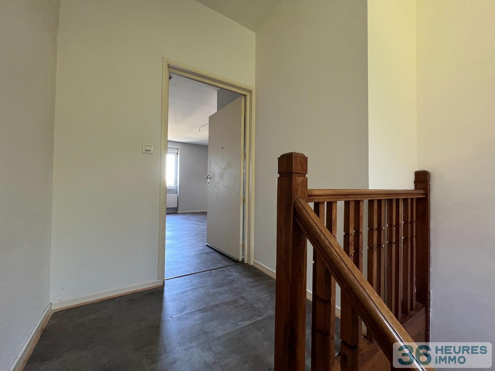 Ancienne école avec terrain, dépendances et vue dégagée sur la campagne