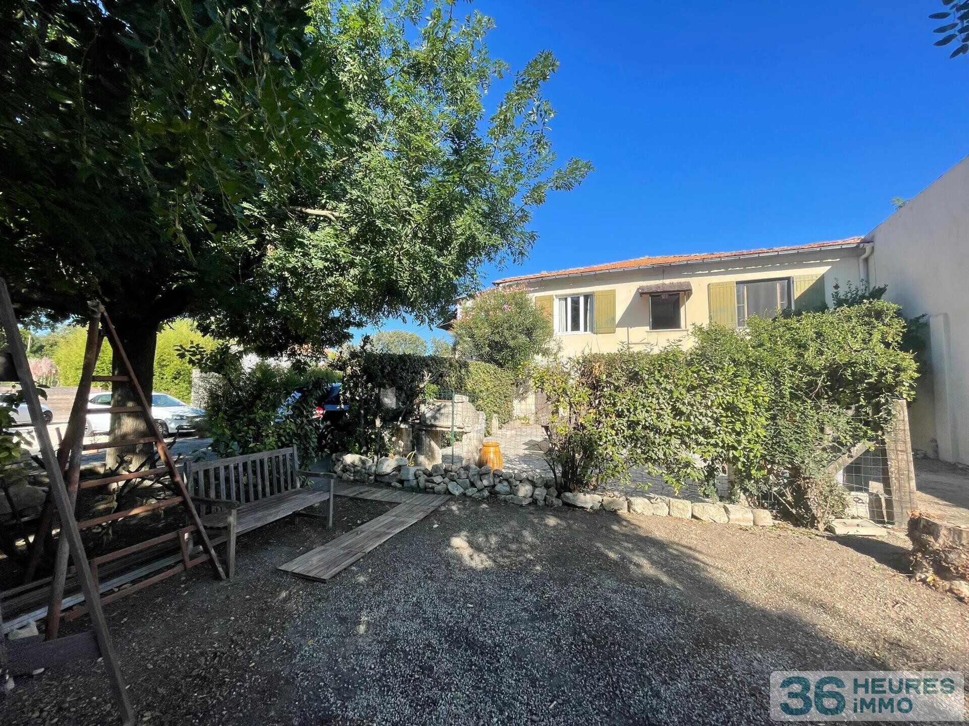 Vallabregues maison avec 2 habitations jardin