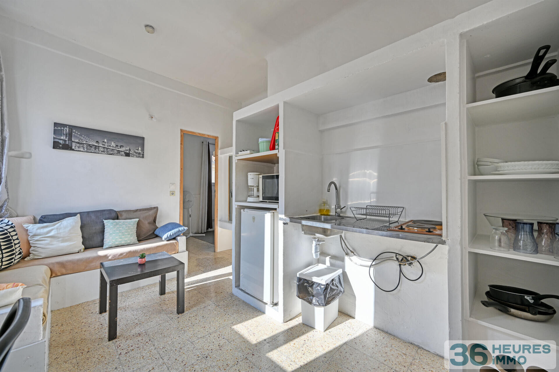 Ecusson - dernier étage et double exposition pour ce t2 dans un immeuble de caractère