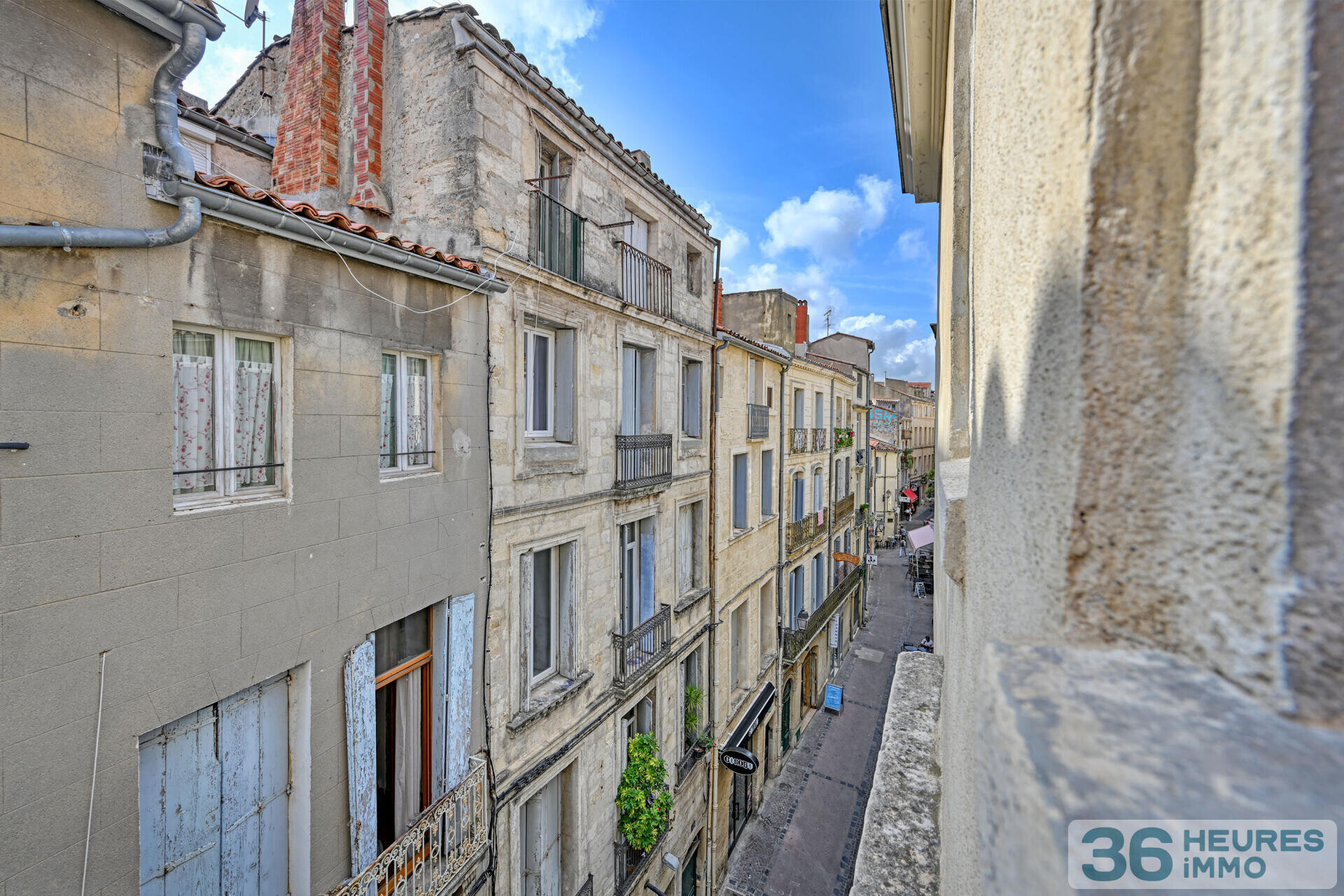 Ecusson - dernier étage et double exposition pour ce t2 dans un immeuble de caractère