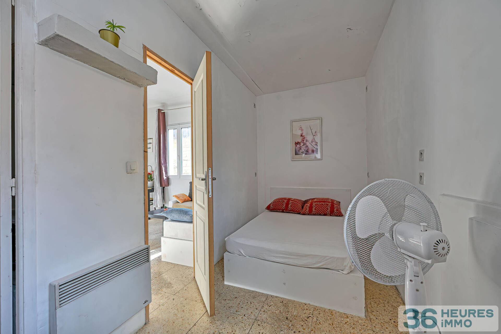 Ecusson - dernier étage et double exposition pour ce t2 dans un immeuble de caractère