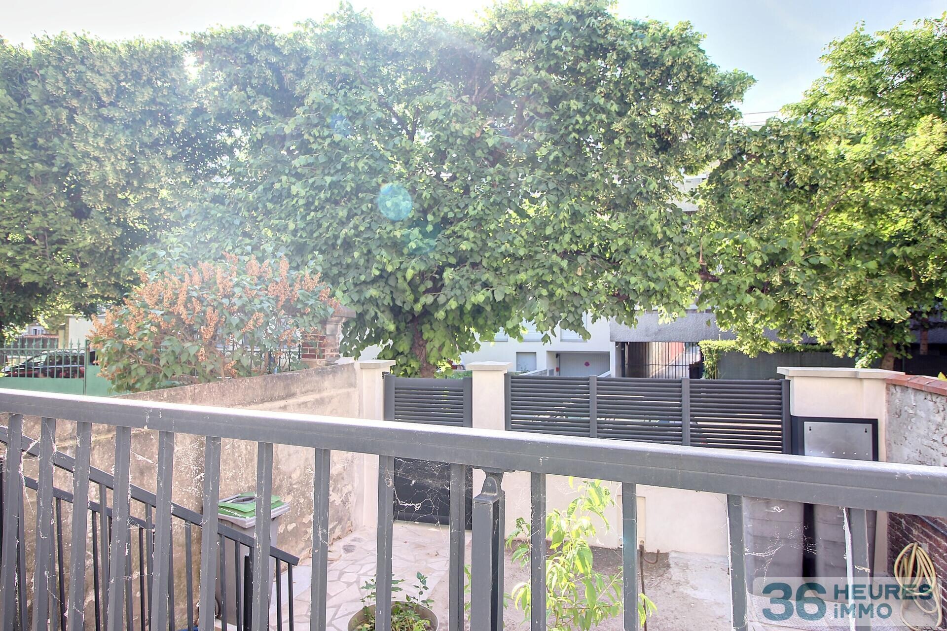 Appartement rueil-malmaison plaine gare 2 pieces 1 chambre et un bureau en duplex dans une maison avec jardin partagé.