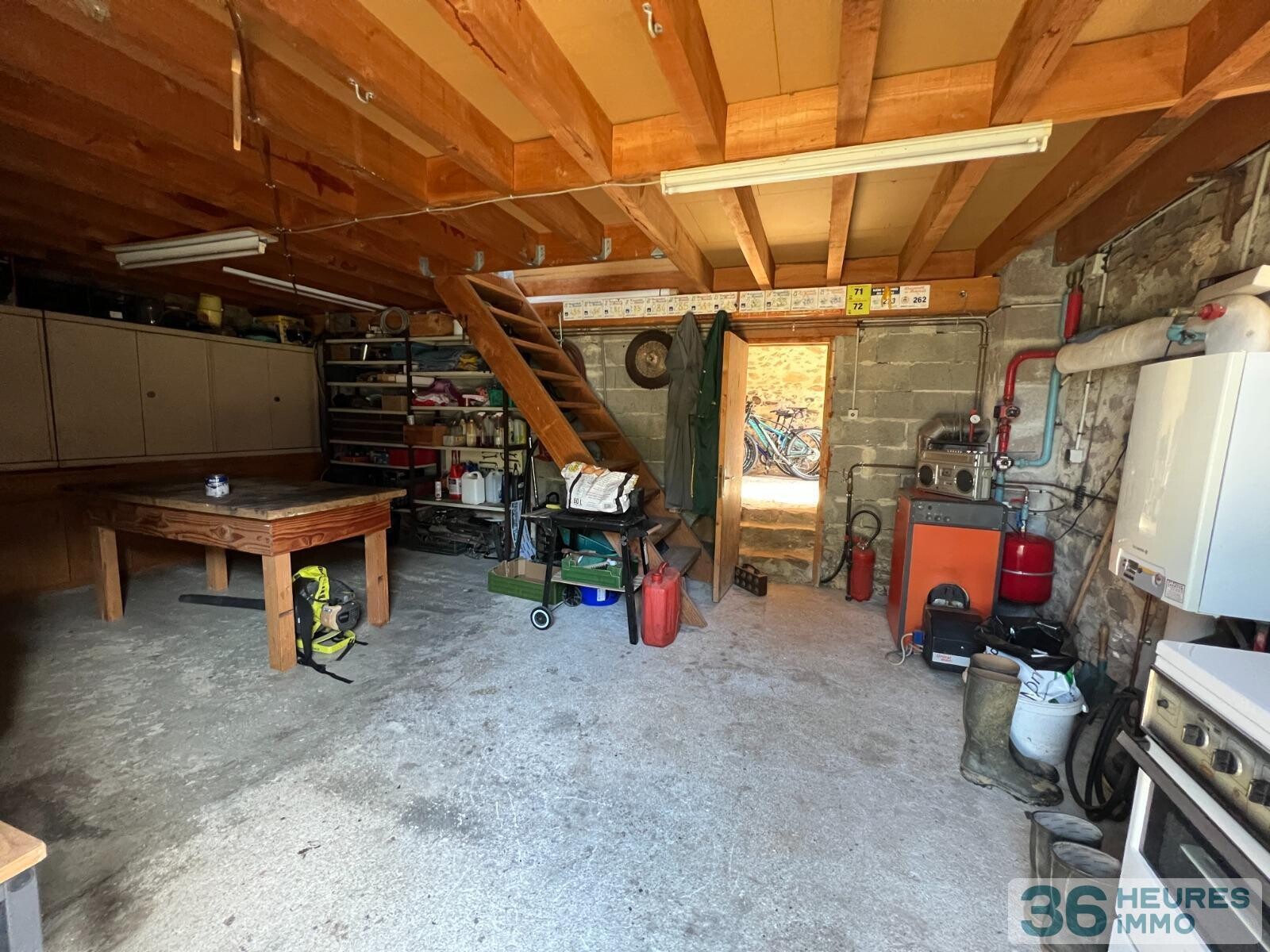 MAISON EN PIERRES ET DEPENDANCES