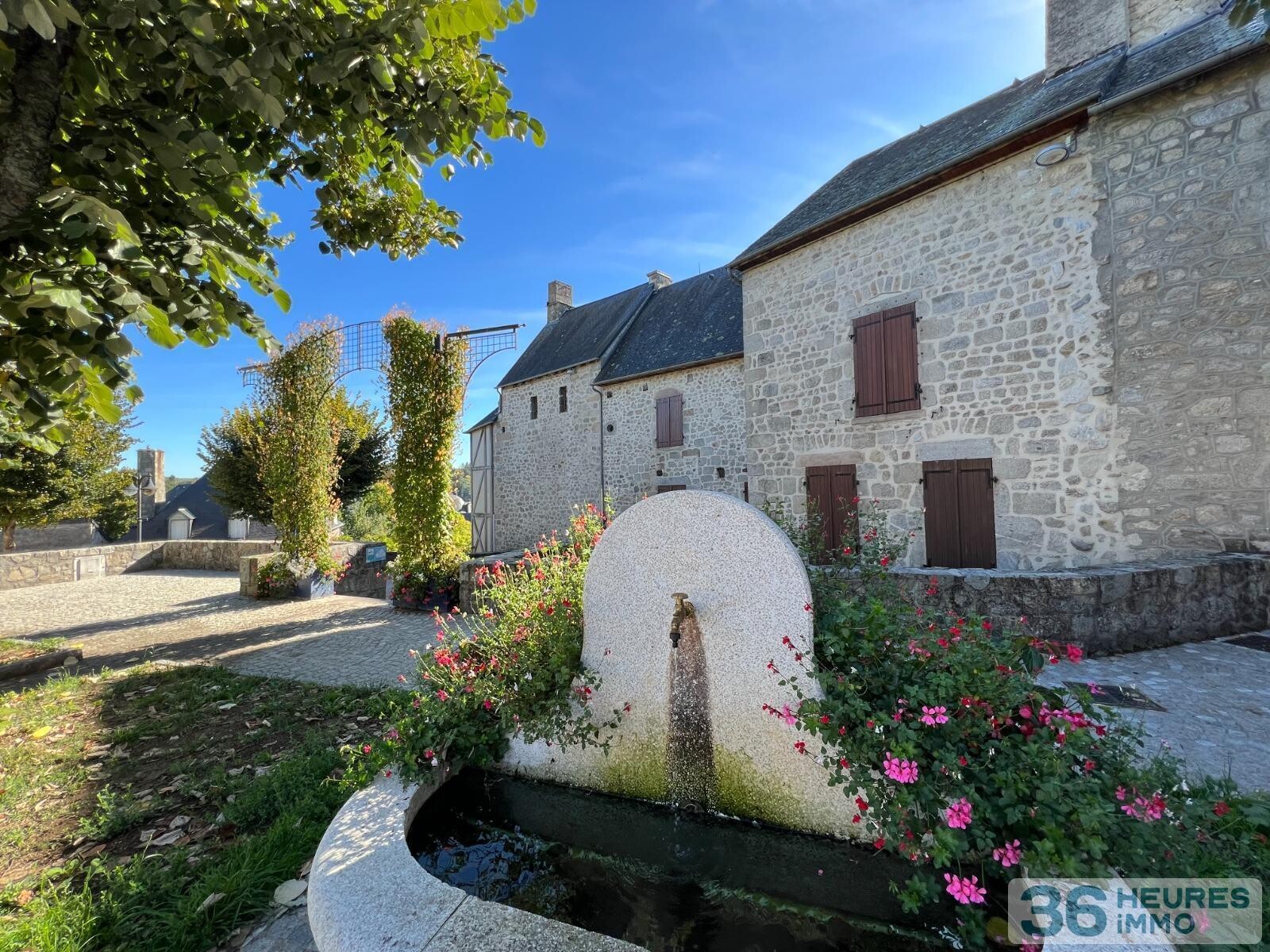 Immeubles en pierres du 13ème siècle en plein coeur de ville