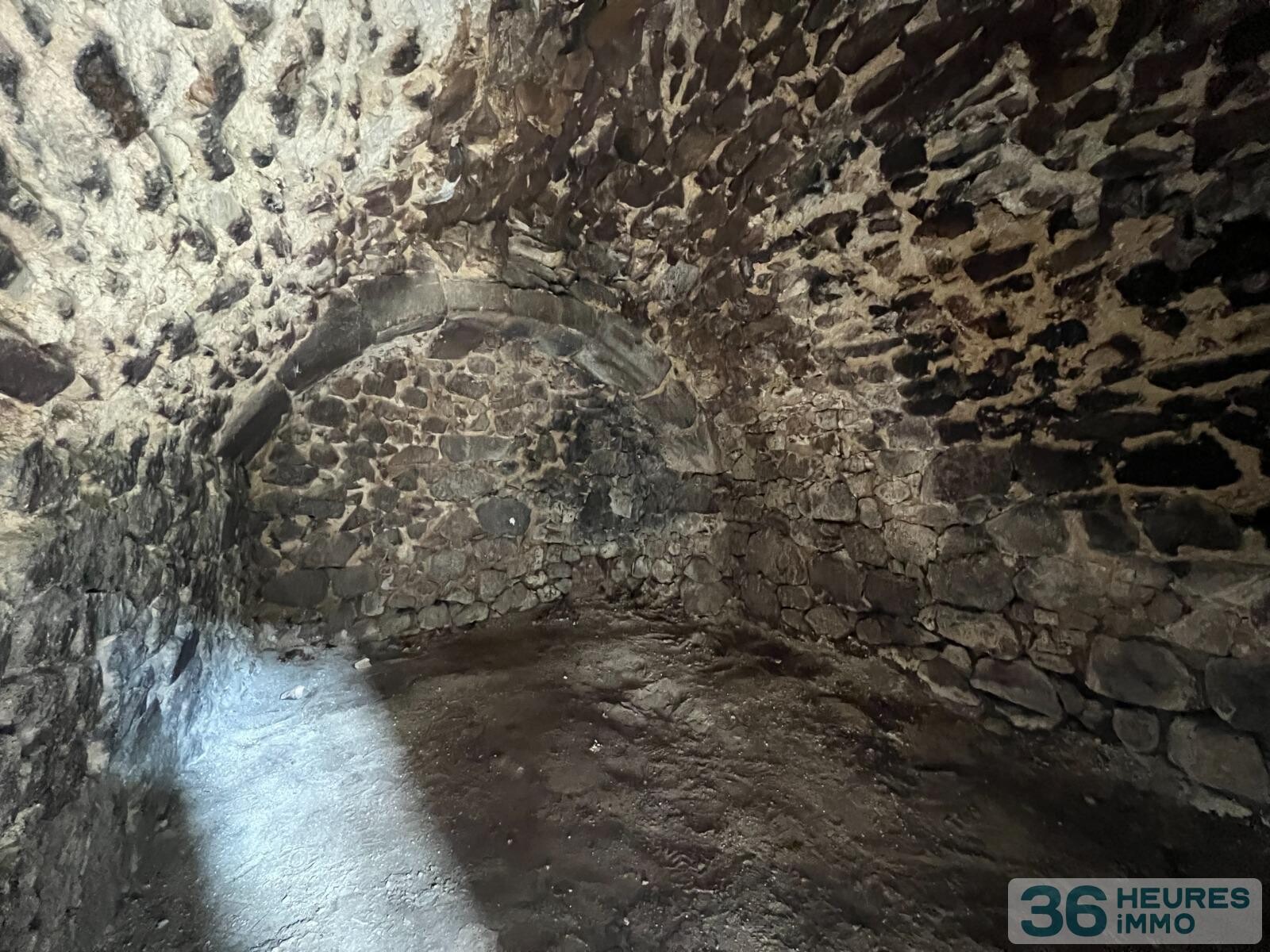 Immeubles en pierres du 13ème siècle en plein coeur de ville