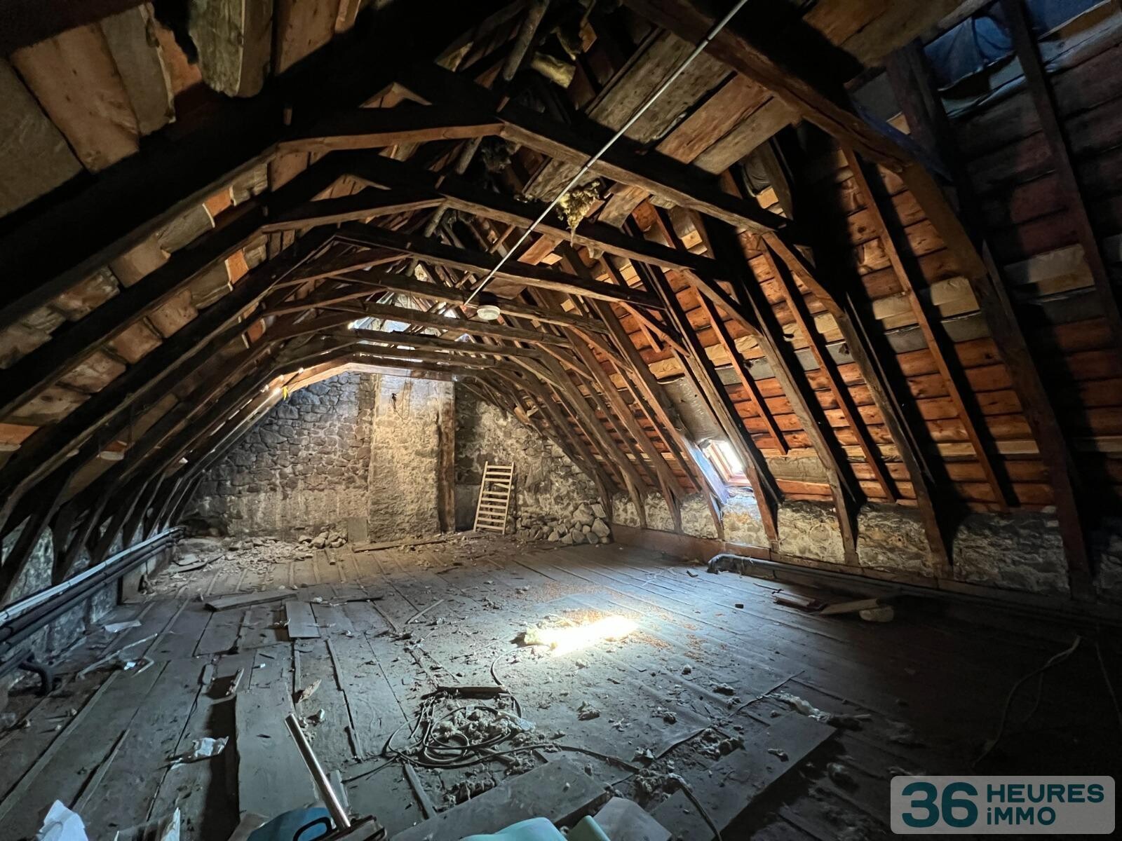 Immeubles en pierres du 13ème siècle en plein coeur de ville