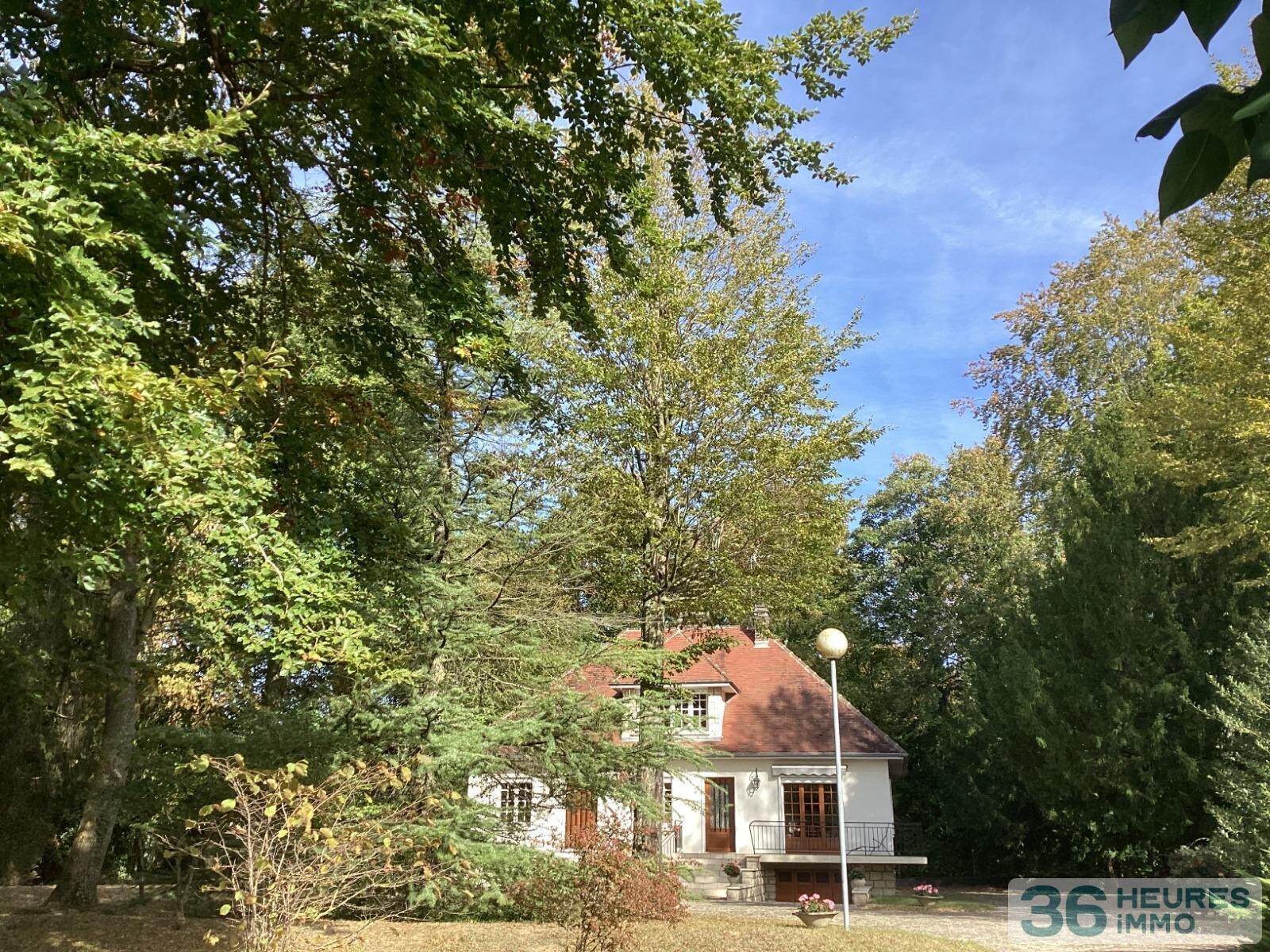 Pavillon style ile de france sur sous-sol avec partie de terrain constructible