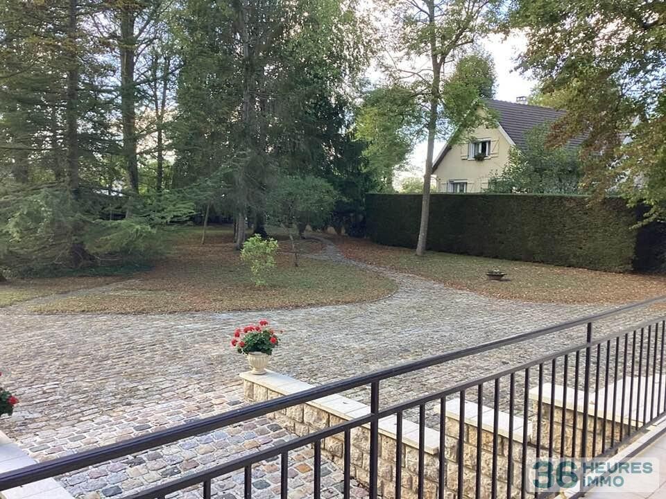 Pavillon style ile de france sur sous-sol avec partie de terrain constructible