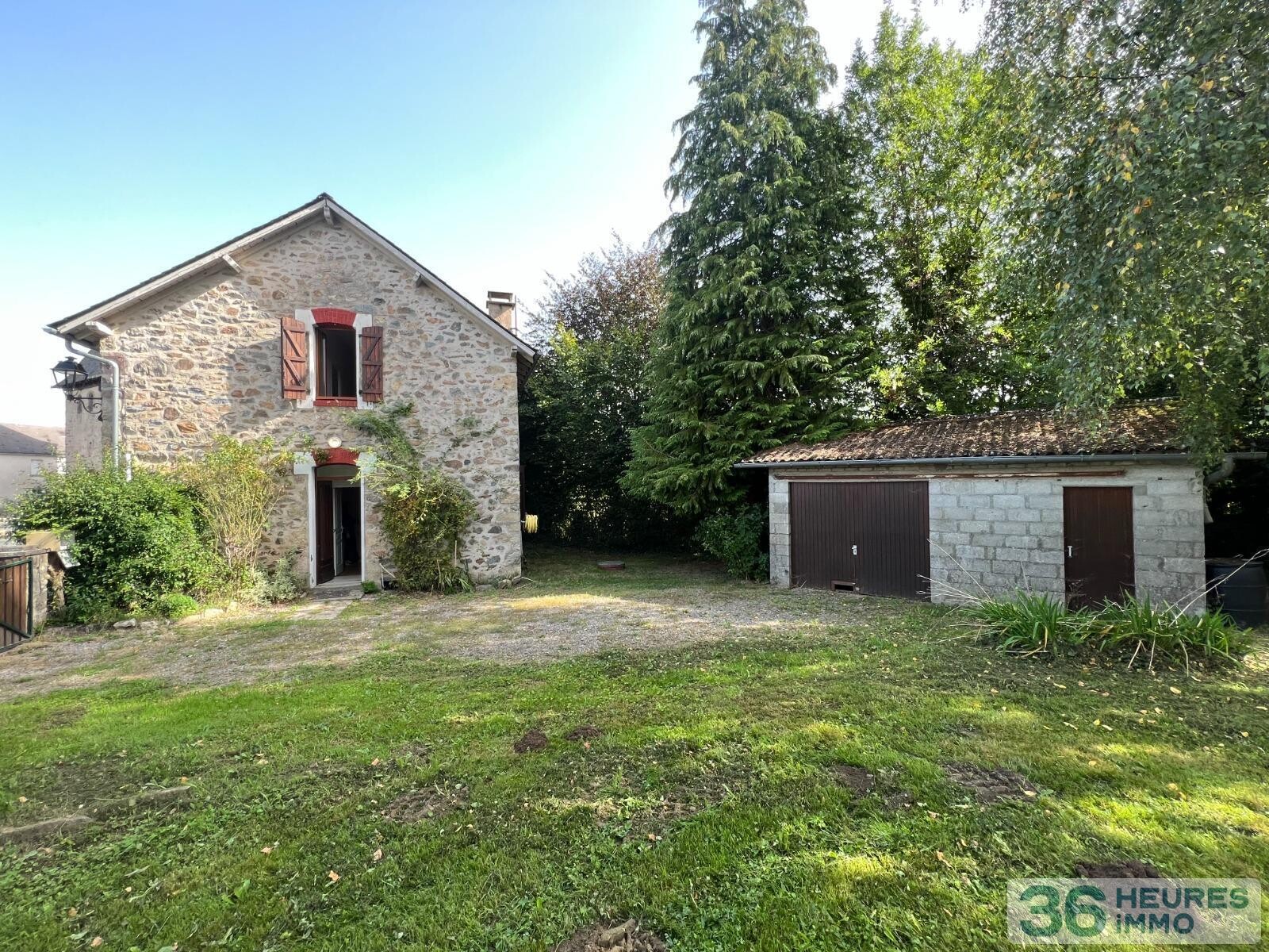 Maison de famille avec garage, local commercial et jardin