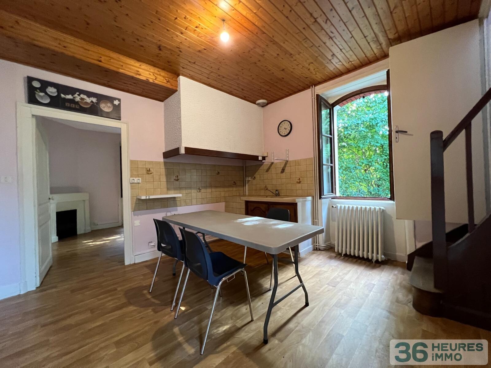 Maison de famille avec garage, local commercial et jardin