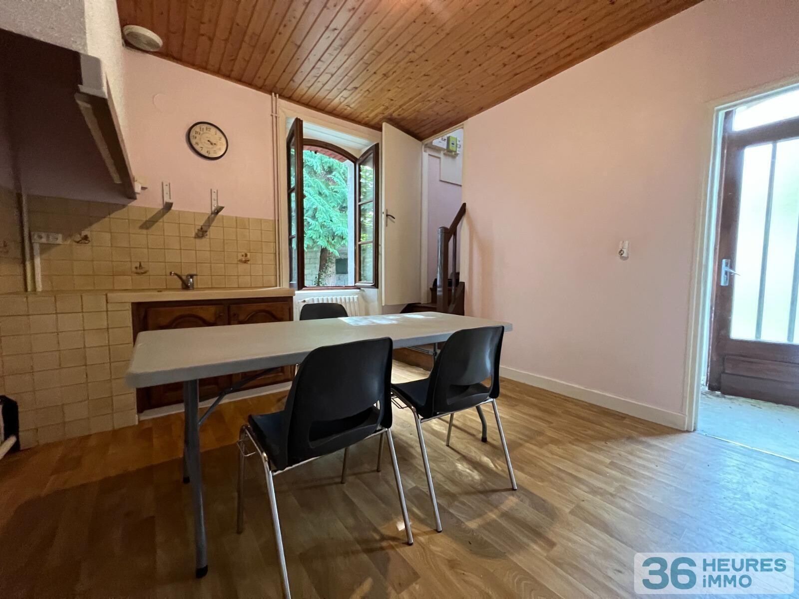 Maison de famille avec garage, local commercial et jardin