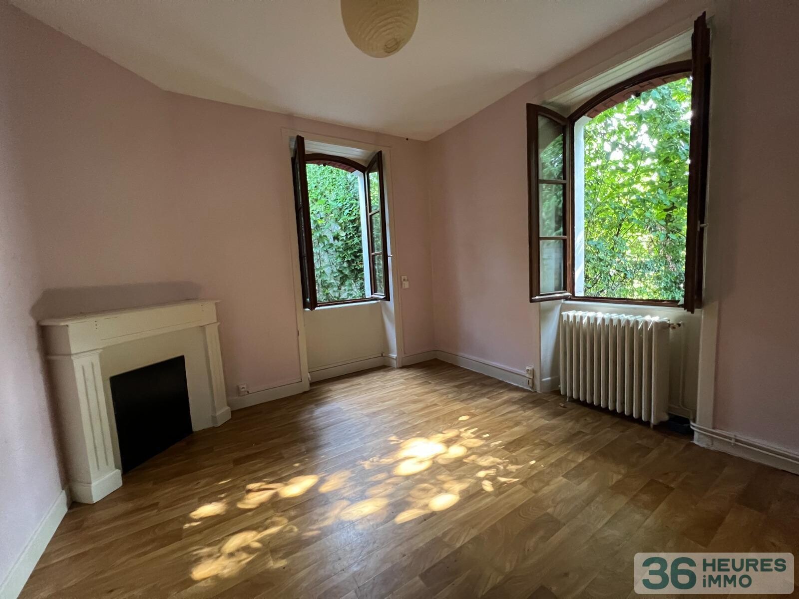 Maison de famille avec garage, local commercial et jardin