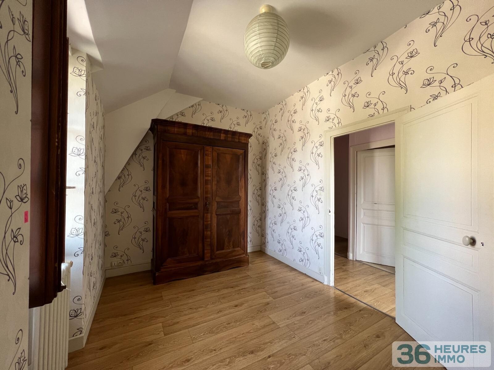 Maison de famille avec garage, local commercial et jardin