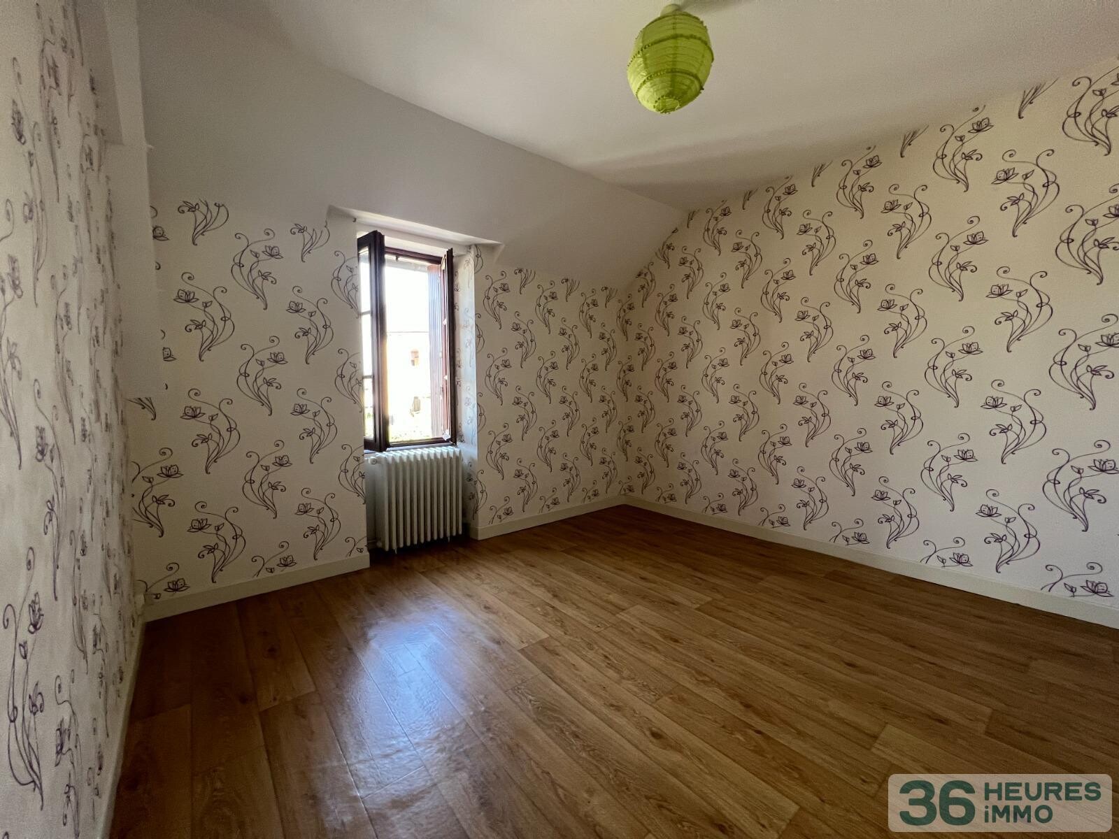 Maison de famille avec garage, local commercial et jardin