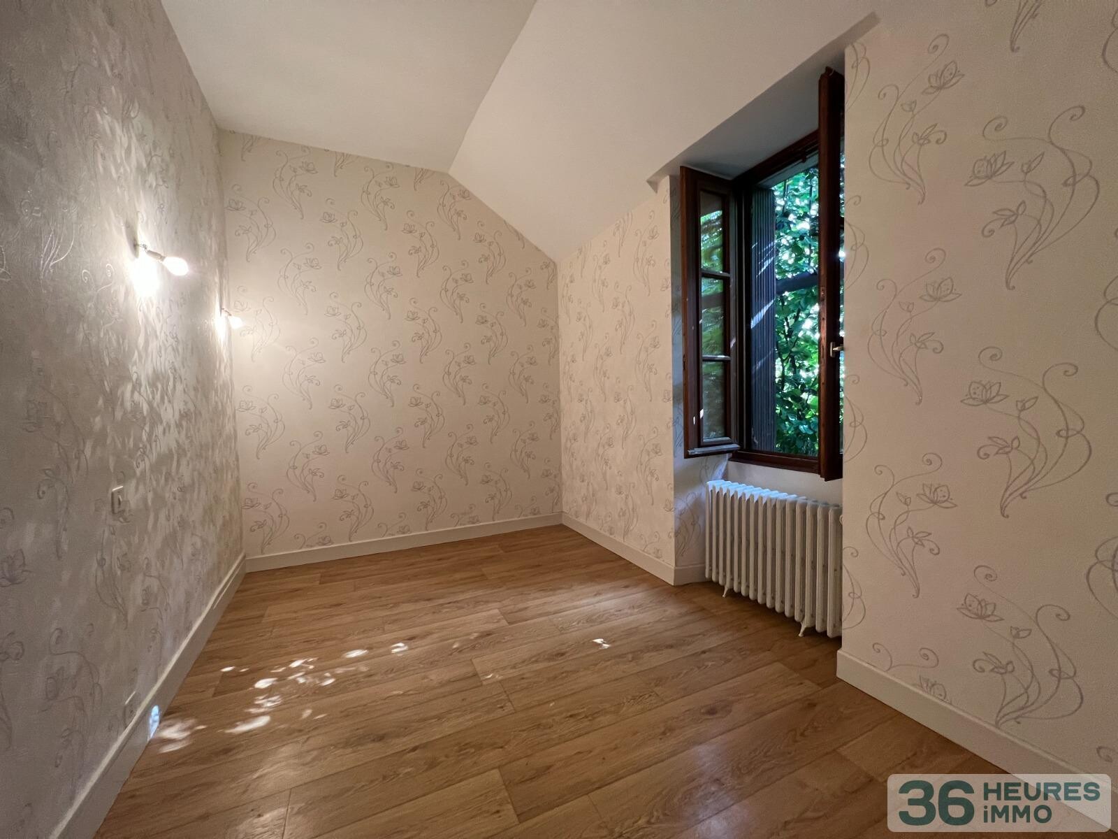 Maison de famille avec garage, local commercial et jardin