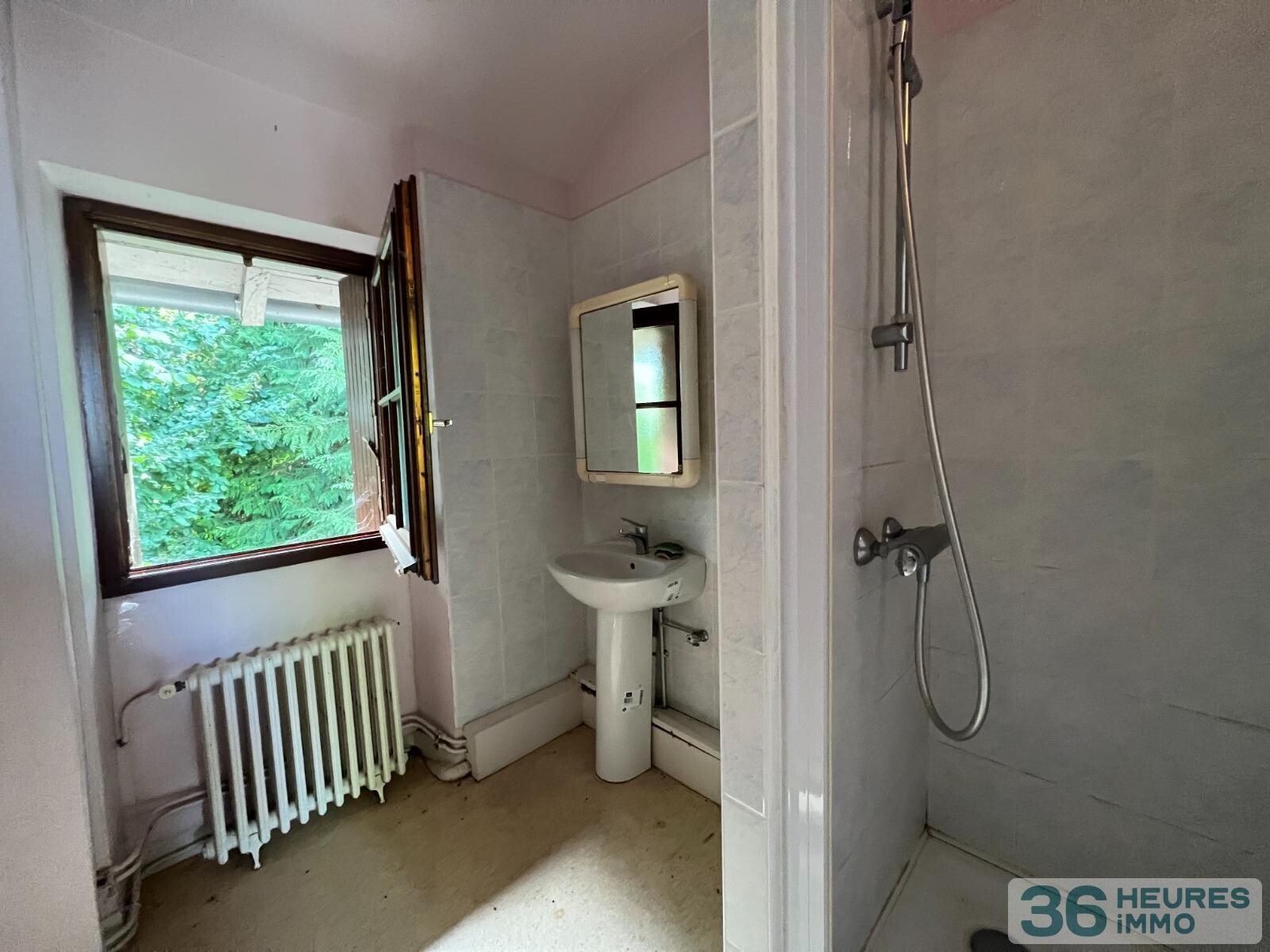 Maison de famille avec garage, local commercial et jardin