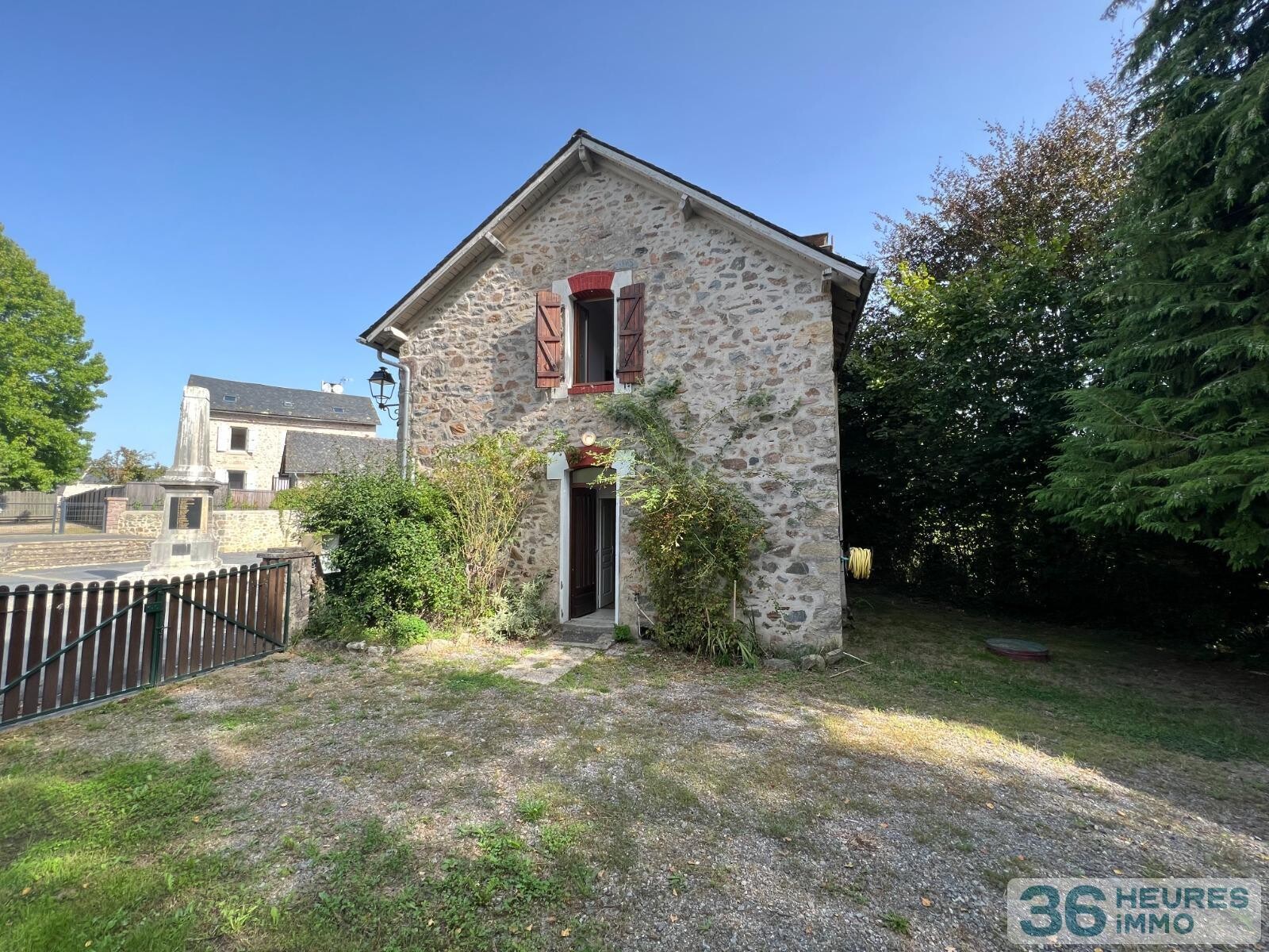 Maison de famille avec garage, local commercial et jardin