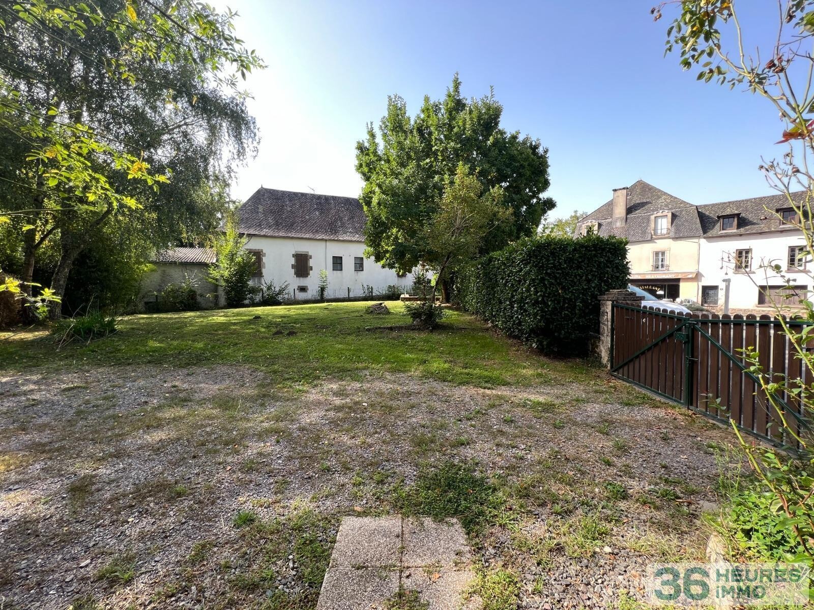 Maison de famille avec garage, local commercial et jardin