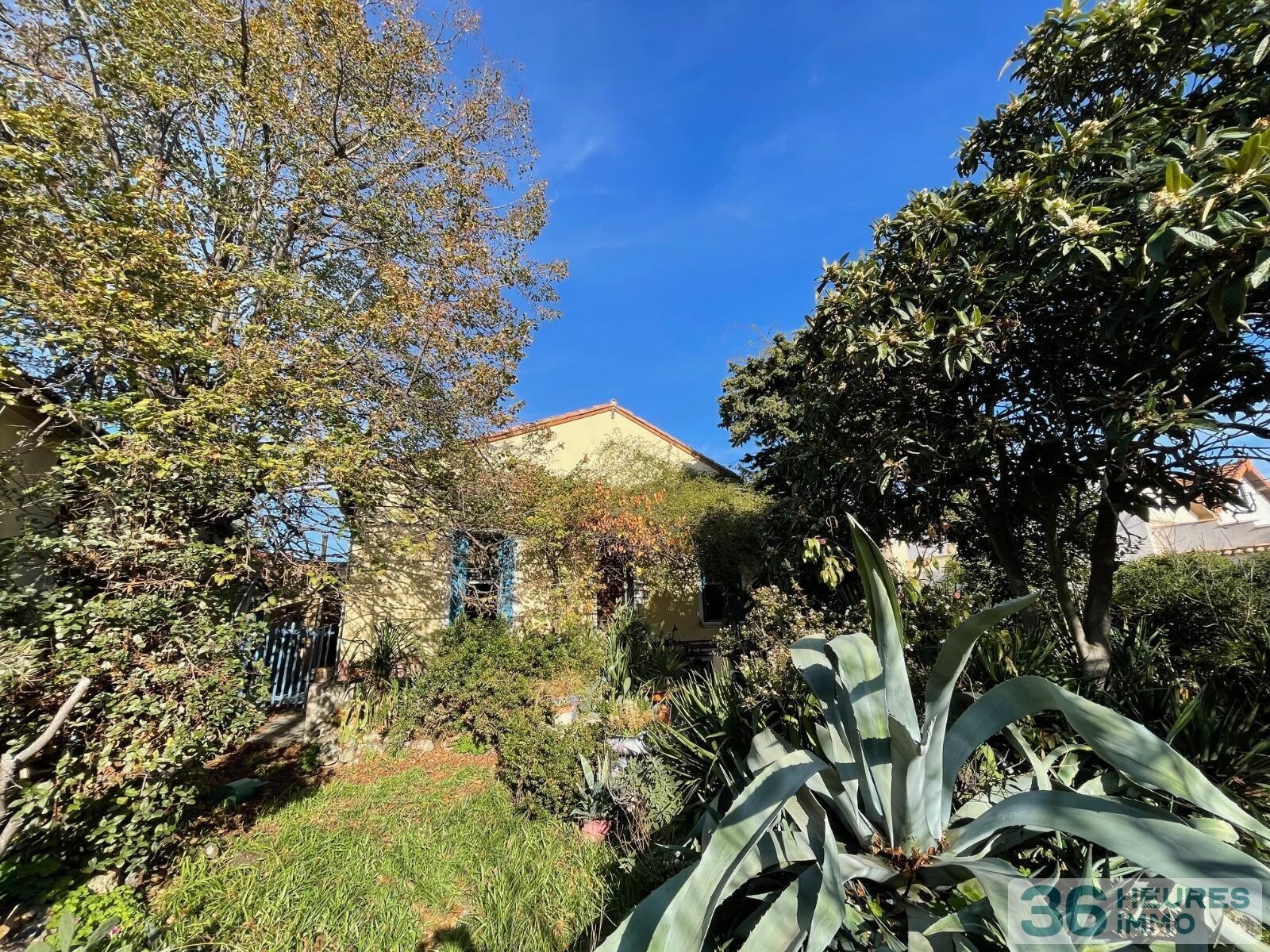 Miramas sur 650m2 de terrain 2 maisons + hangar 