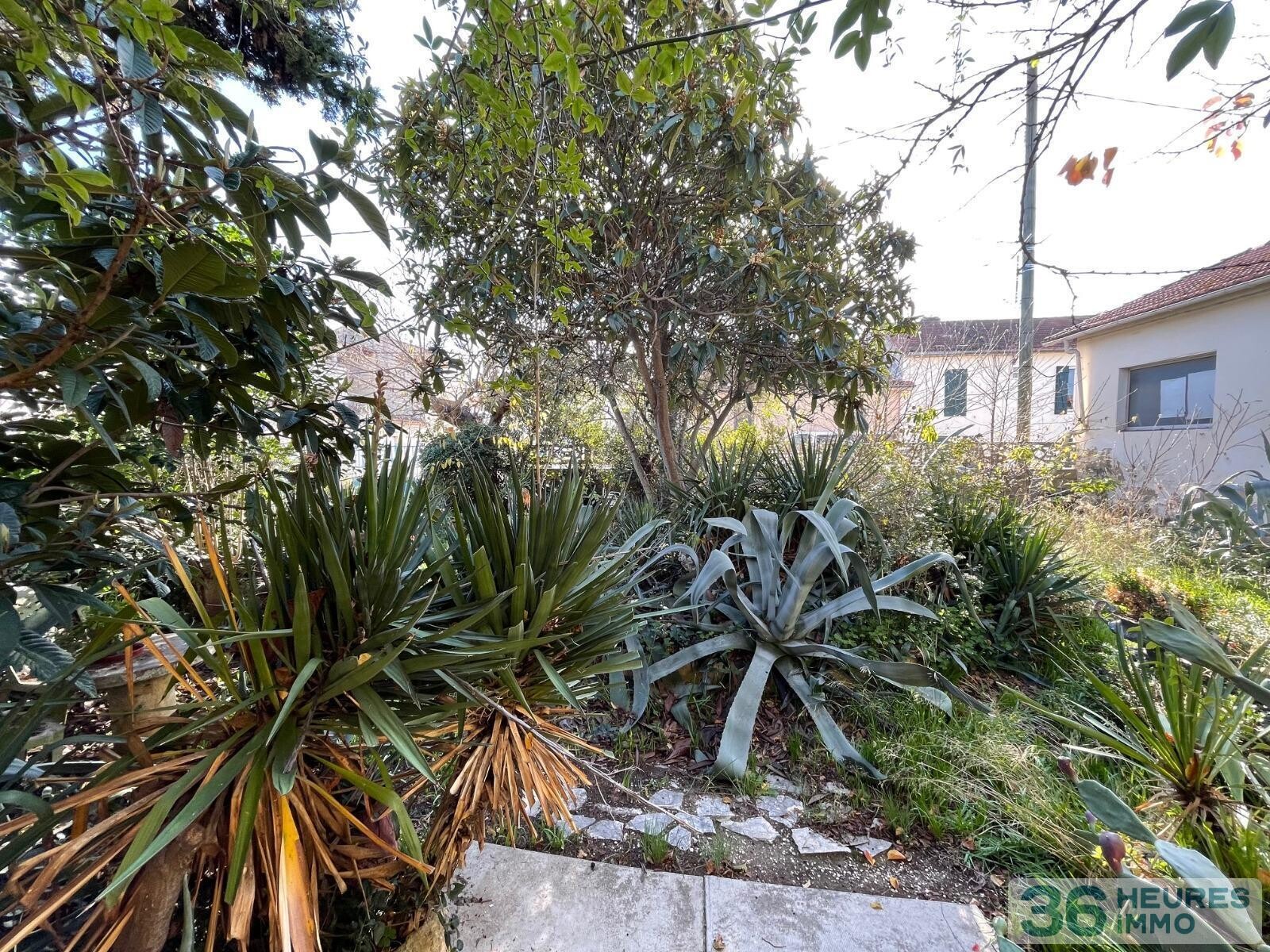 Miramas sur 650m2 de terrain 2 maisons + hangar 