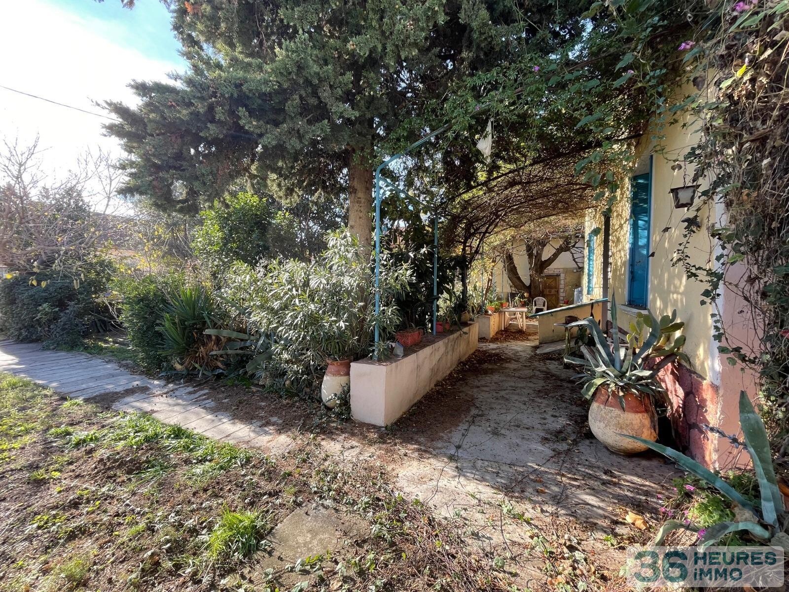 Miramas sur 650m2 de terrain 2 maisons + hangar 