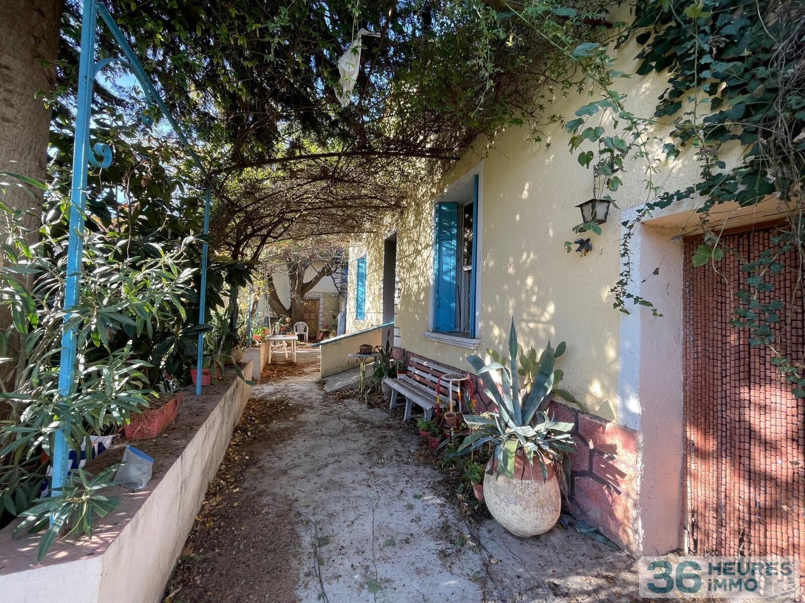 Miramas sur 650m2 de terrain 2 maisons + hangar 