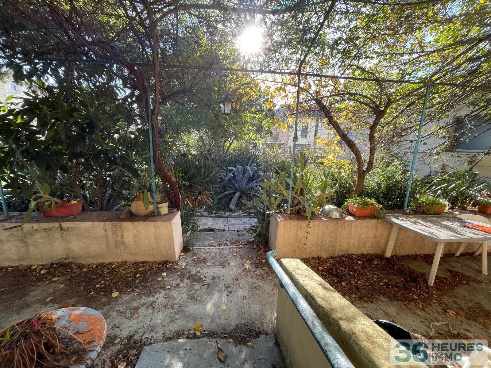 Miramas sur 650m2 de terrain 2 maisons + hangar 