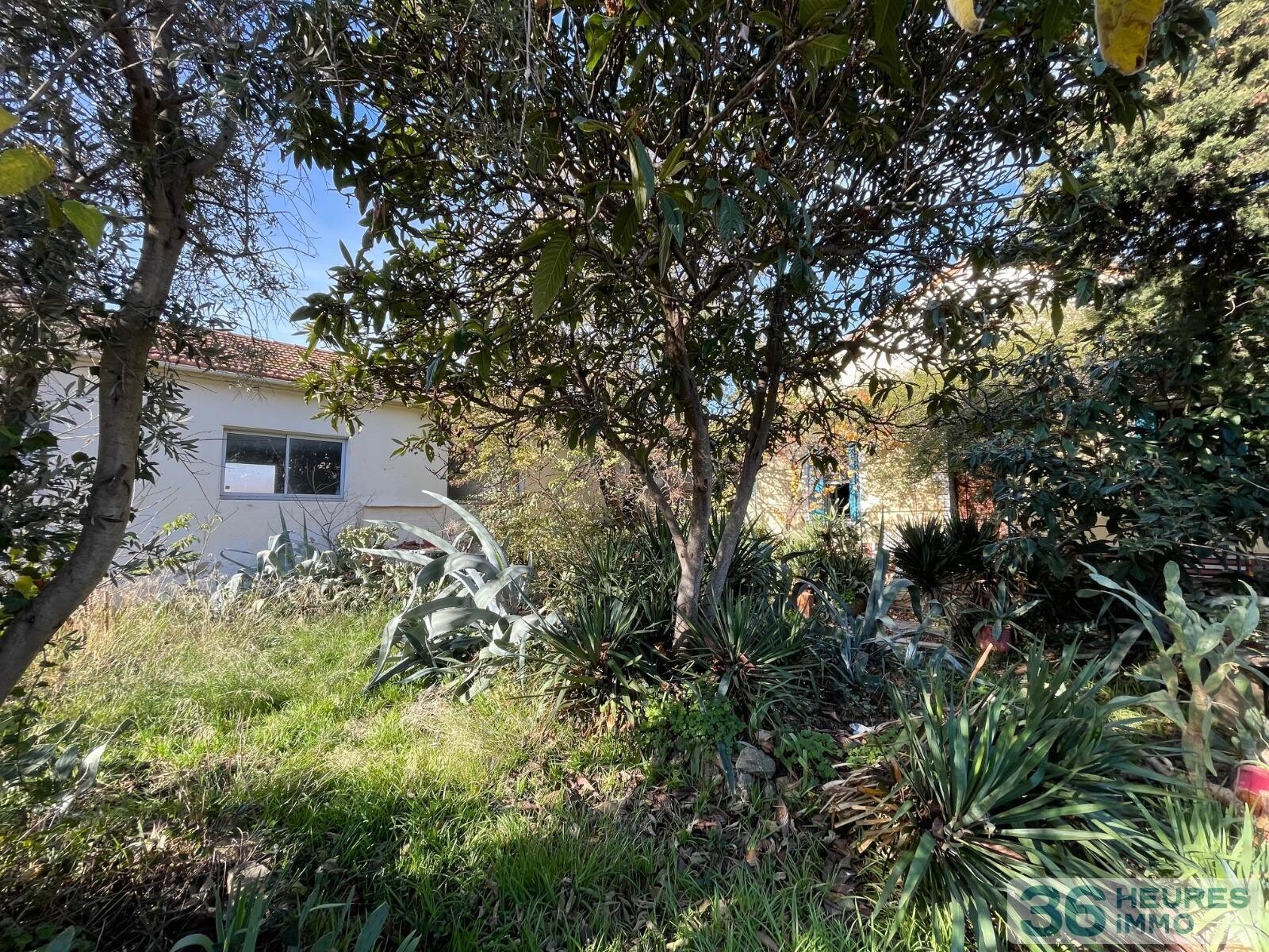 Miramas sur 650m2 de terrain 2 maisons + hangar 