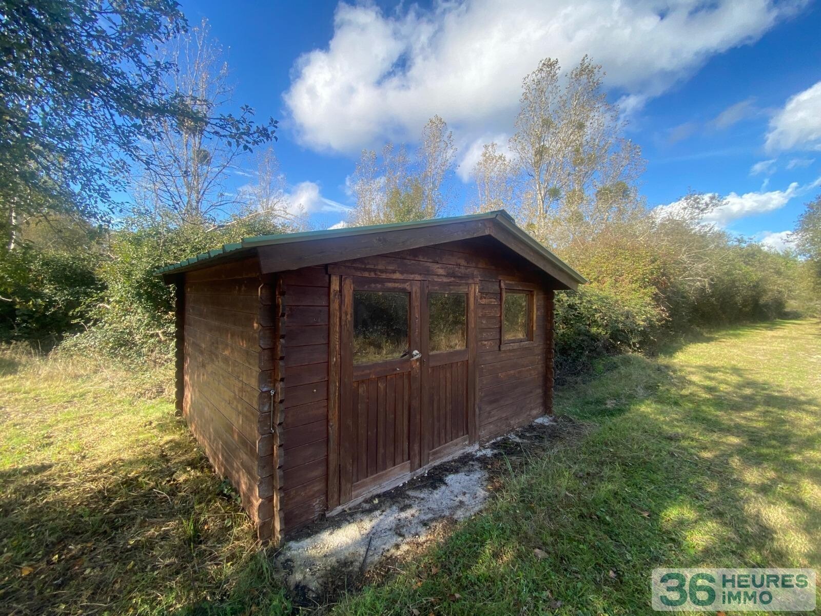 Terrain de loisir avec étang