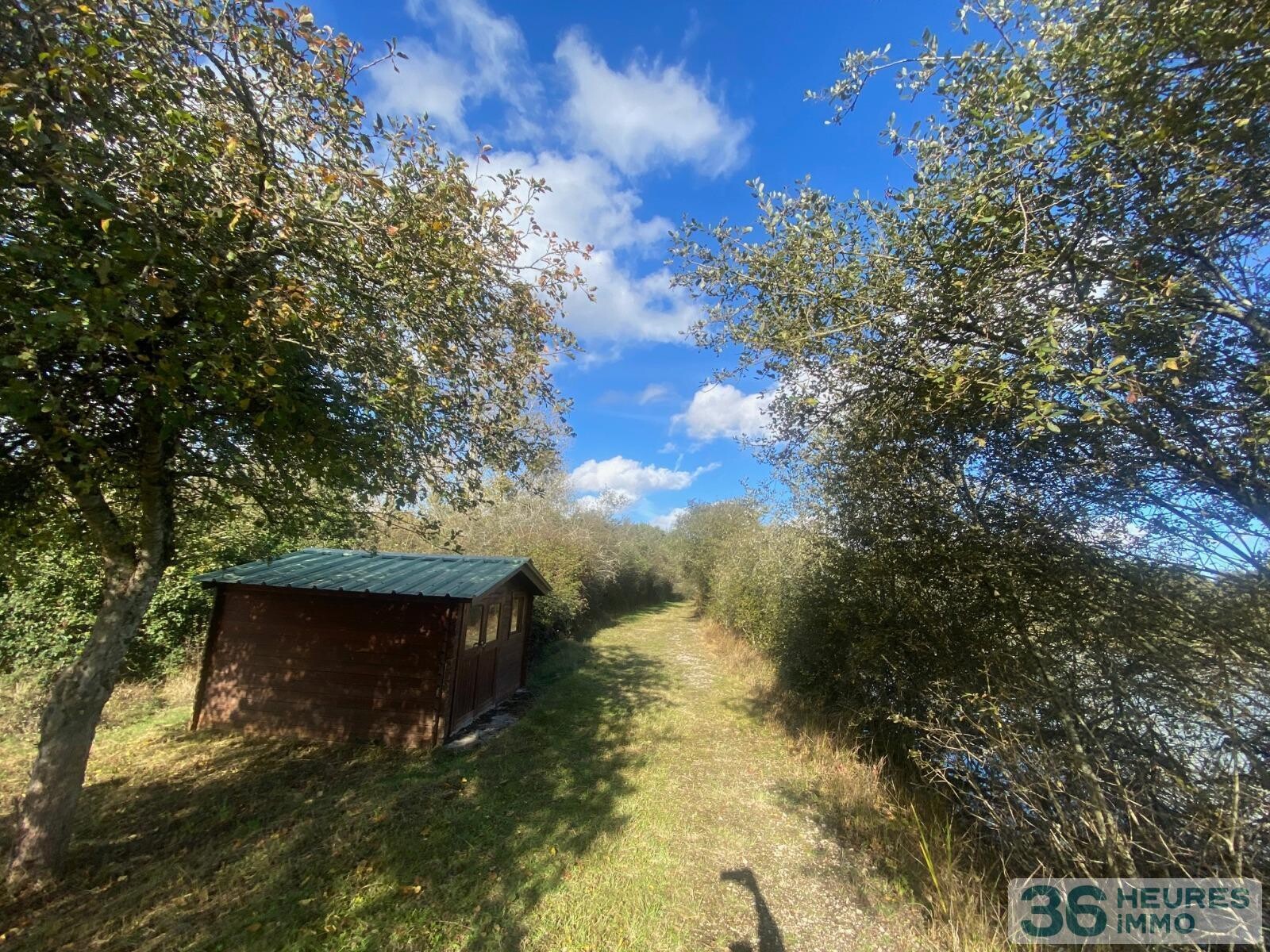 Terrain de loisir avec étang