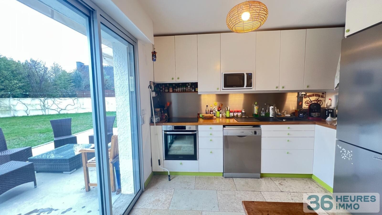 Maison avec vie de plain pied et grand jardin paysagé