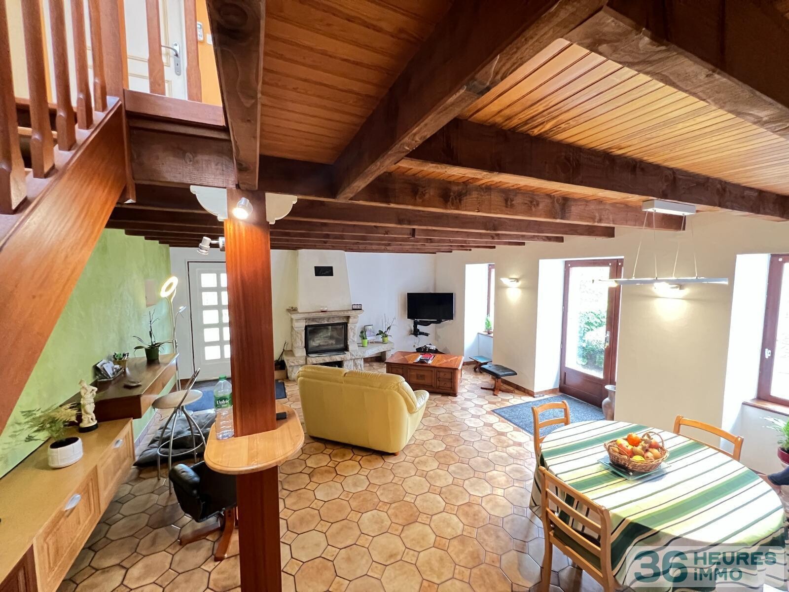 Ensemble immobilier avec maison et hangars