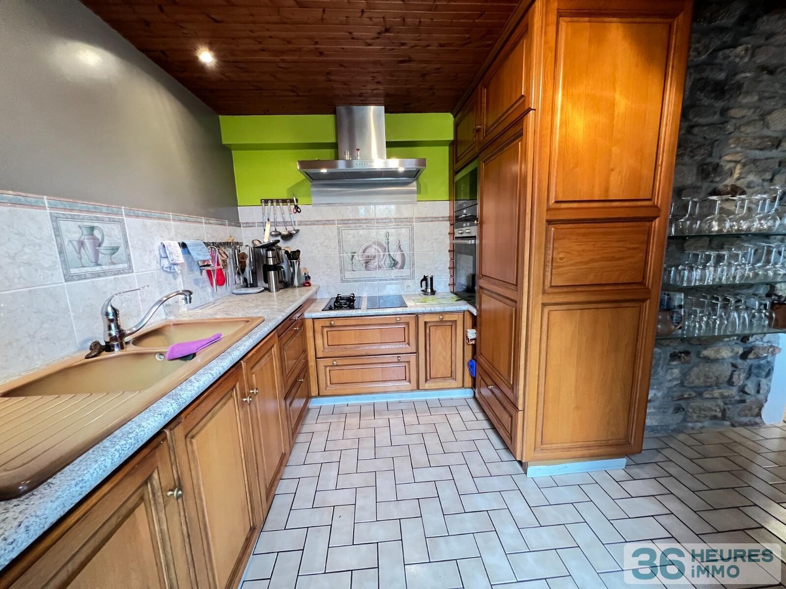 Ensemble immobilier avec maison et hangars