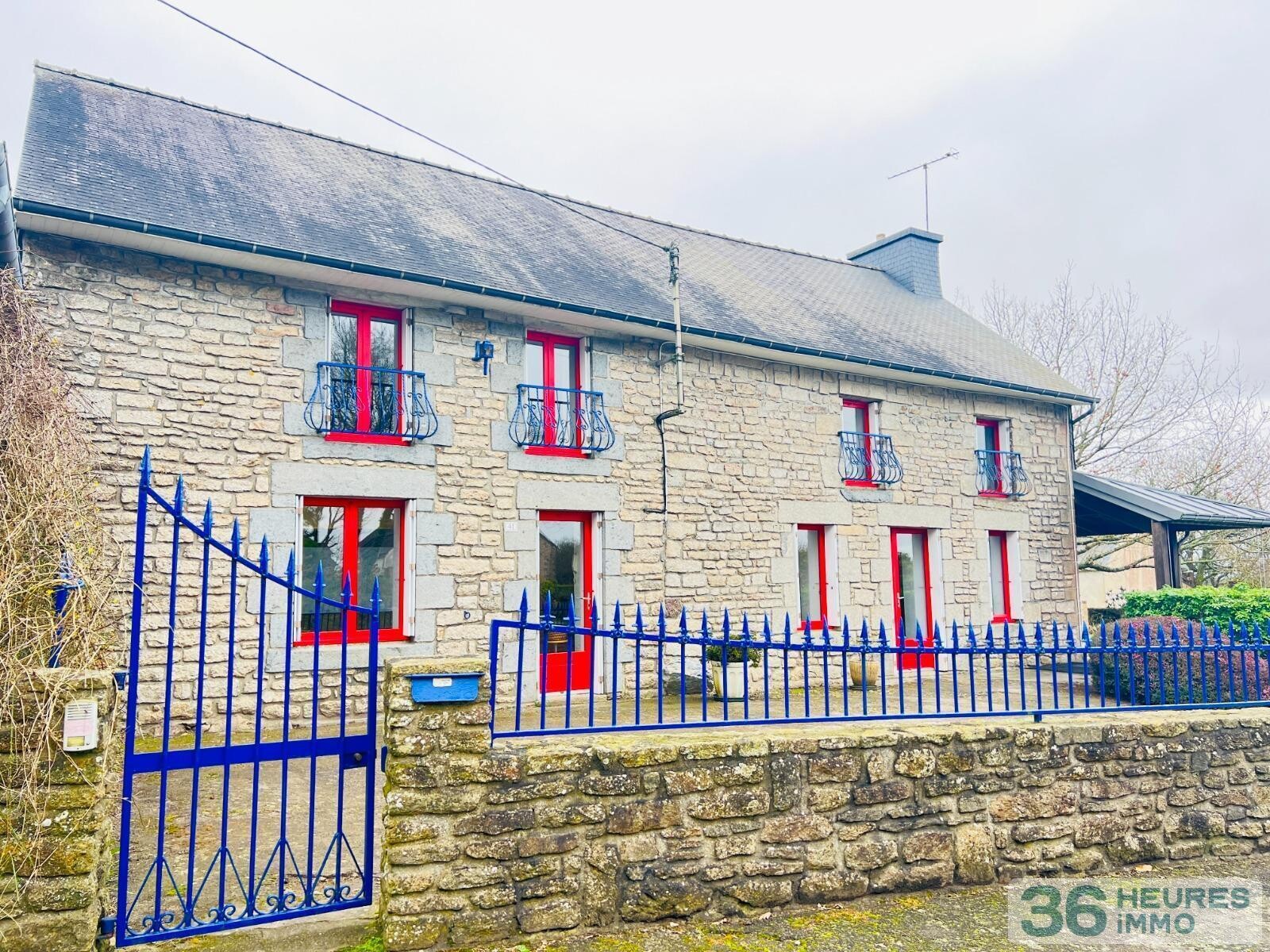 Ensemble immobilier avec maison et hangars