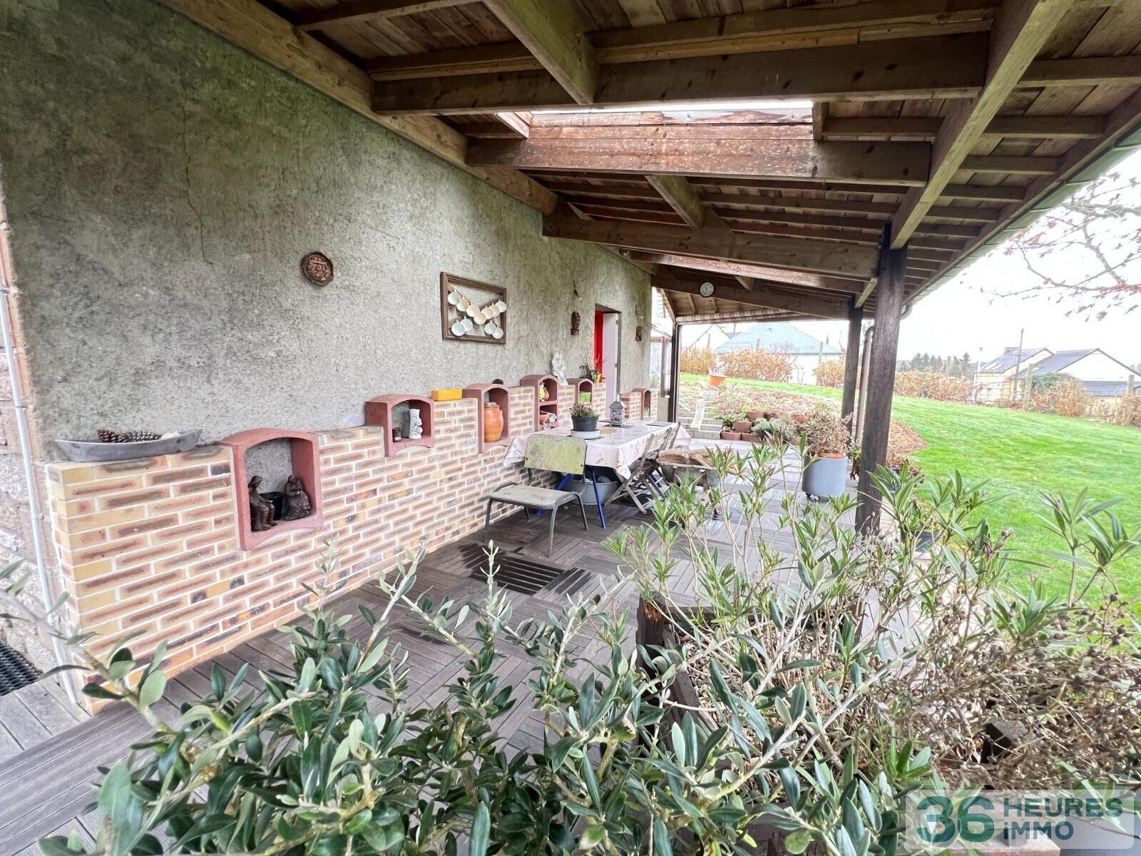 Ensemble immobilier avec maison et hangars