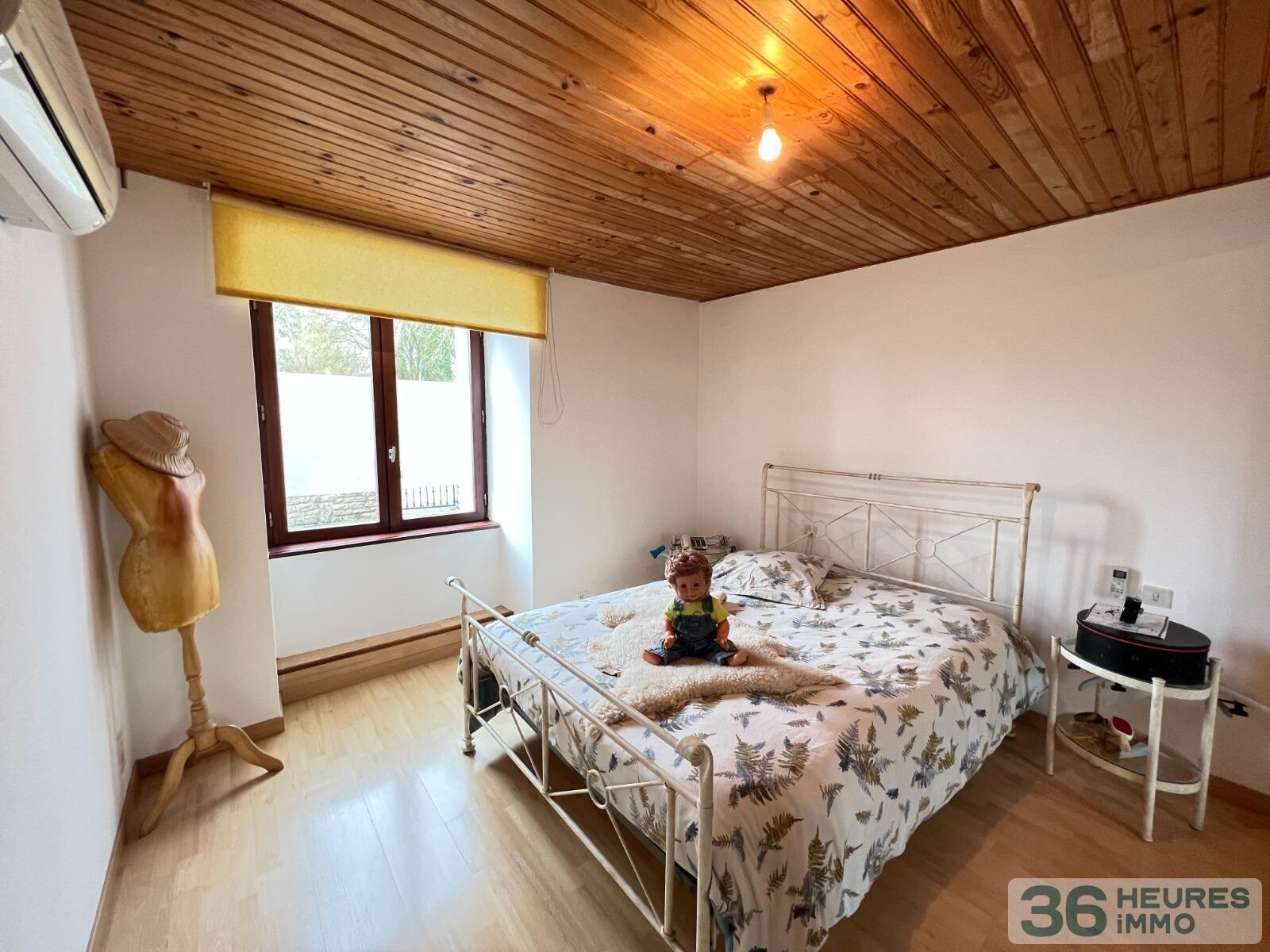 Ensemble immobilier avec maison et hangars