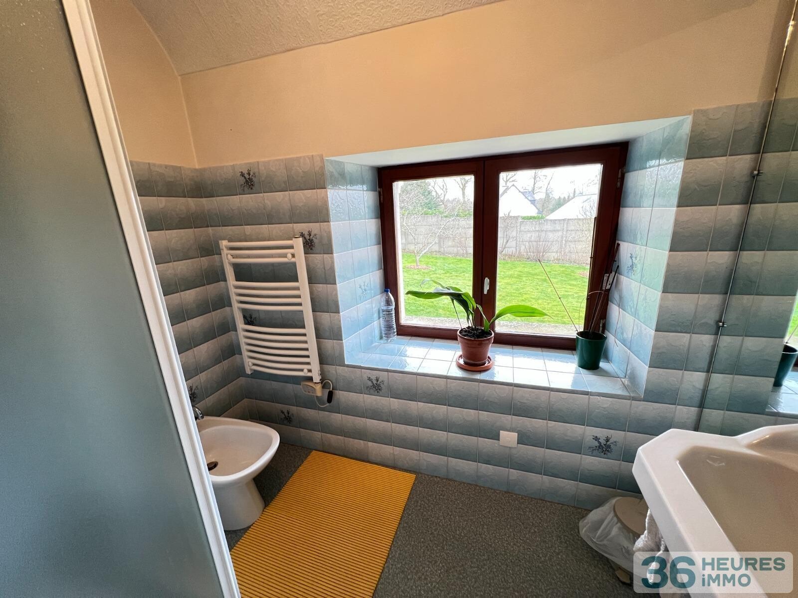 Ensemble immobilier avec maison et hangars